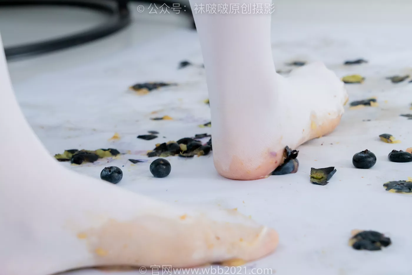 图片[148]-[BoBoSocks袜啵啵]NO.468 甜甜圈-高跟凉鞋、厚白丝、裸足、丝袜和裸足踩蓝莓剧情[150P] – 速更版-美库