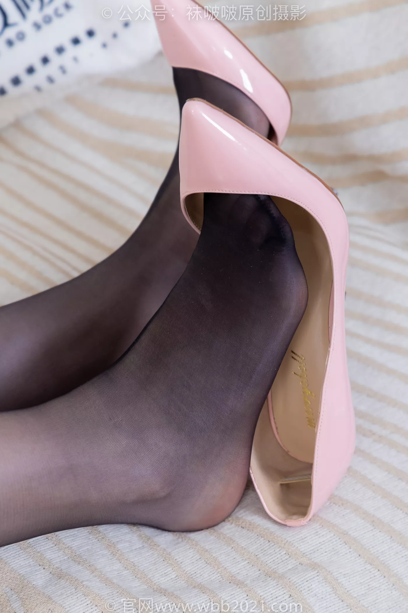 图片[19]-[BoBoSocks袜啵啵]NO.469 小甜豆-高跟鞋、油亮白丝、油亮肉丝、油亮黑丝、小甜豆手写祝福圣诞牌剧情[100P] – 速更版-美库