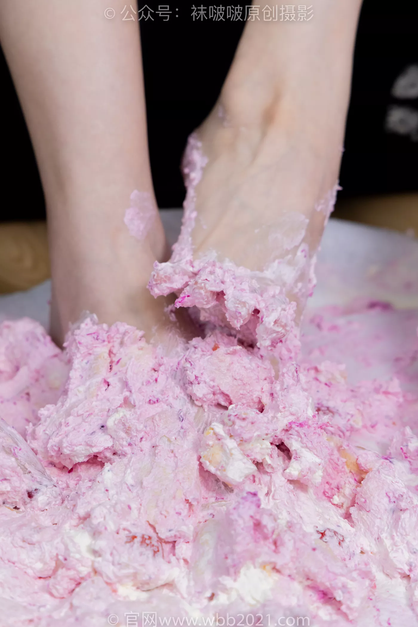 图片[27]-[BoBoSocks袜啵啵]NO.472 小甜豆甜甜圈-两双运动鞋、厚白丝大腿袜、裸足、两位模特丝袜和裸足踩奶油蛋糕剧情[119P] – 速更版-美库