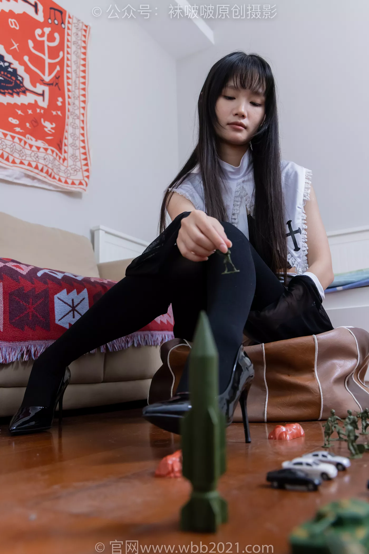 图片[48]-[BoBoSocks袜啵啵]NO.477 甜甜圈 高跟鞋、高跟凉鞋、厚黑丝、白丝、裸足、穿鞋和丝袜踩小汽车小人军团巨大娘剧情[150P] – 速更版-美库