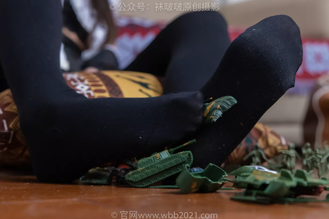 图片[60]-[BoBoSocks袜啵啵]NO.477 甜甜圈 高跟鞋、高跟凉鞋、厚黑丝、白丝、裸足、穿鞋和丝袜踩小汽车小人军团巨大娘剧情[150P] – 速更版-美库