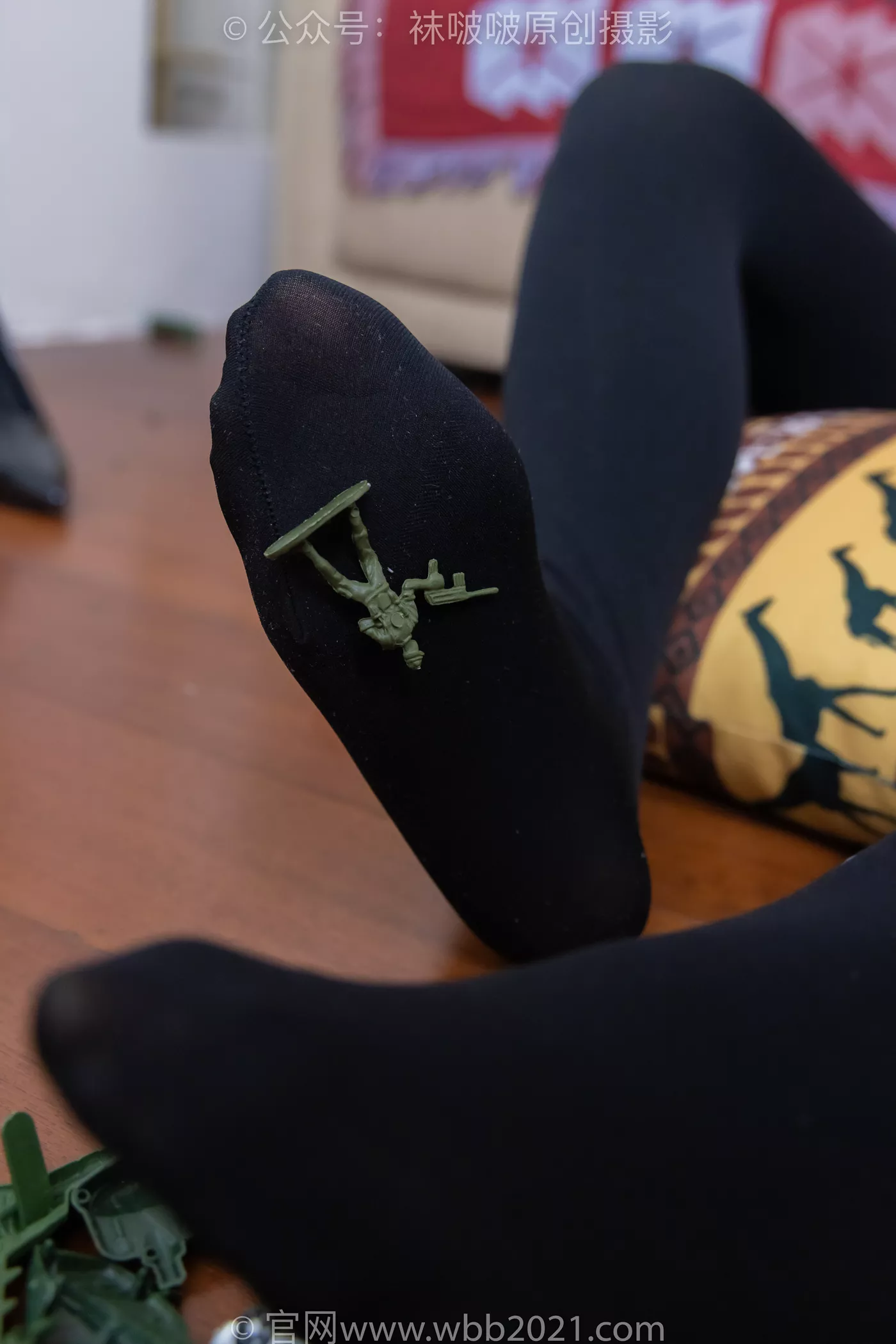 图片[61]-[BoBoSocks袜啵啵]NO.477 甜甜圈 高跟鞋、高跟凉鞋、厚黑丝、白丝、裸足、穿鞋和丝袜踩小汽车小人军团巨大娘剧情[150P] – 速更版-美库