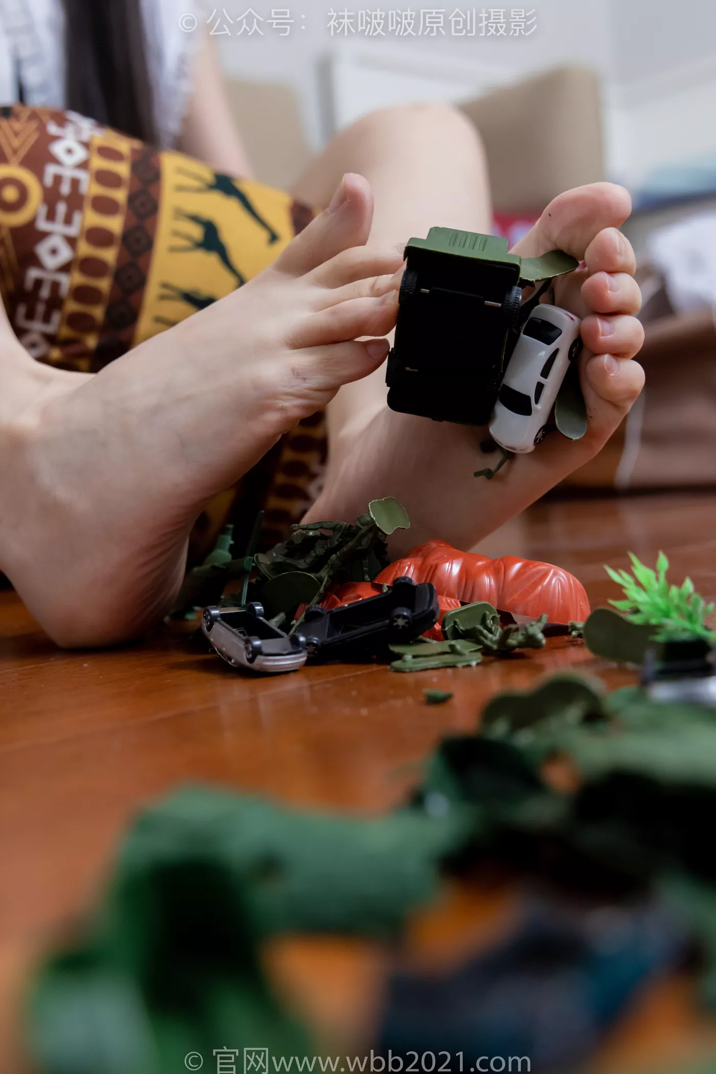 图片[81]-[BoBoSocks袜啵啵]NO.477 甜甜圈 高跟鞋、高跟凉鞋、厚黑丝、白丝、裸足、穿鞋和丝袜踩小汽车小人军团巨大娘剧情[150P] – 速更版-美库