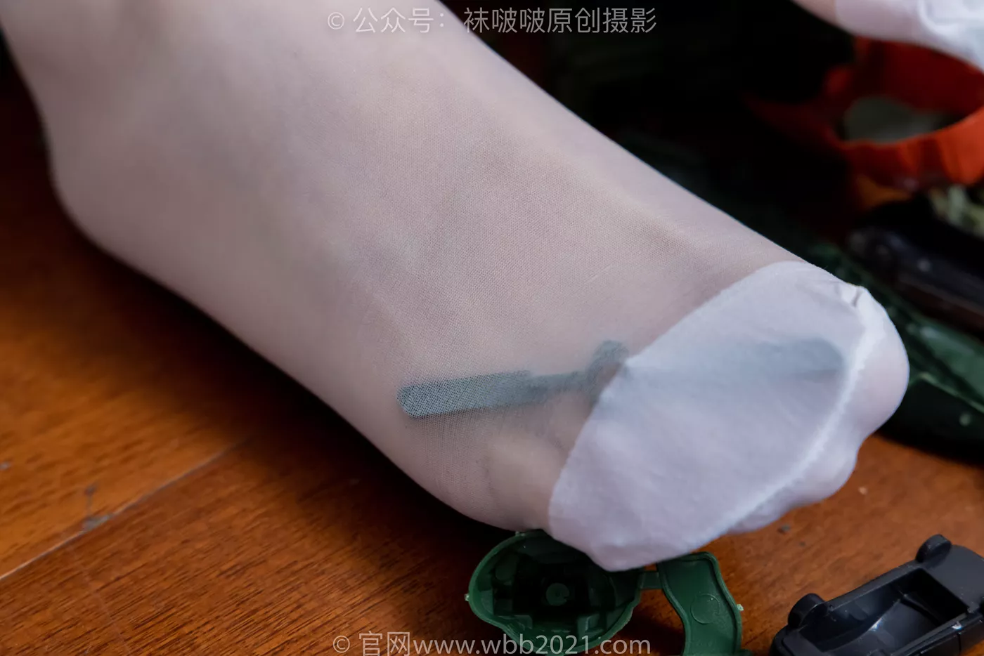 图片[90]-[BoBoSocks袜啵啵]NO.477 甜甜圈 高跟鞋、高跟凉鞋、厚黑丝、白丝、裸足、穿鞋和丝袜踩小汽车小人军团巨大娘剧情[150P] – 速更版-美库