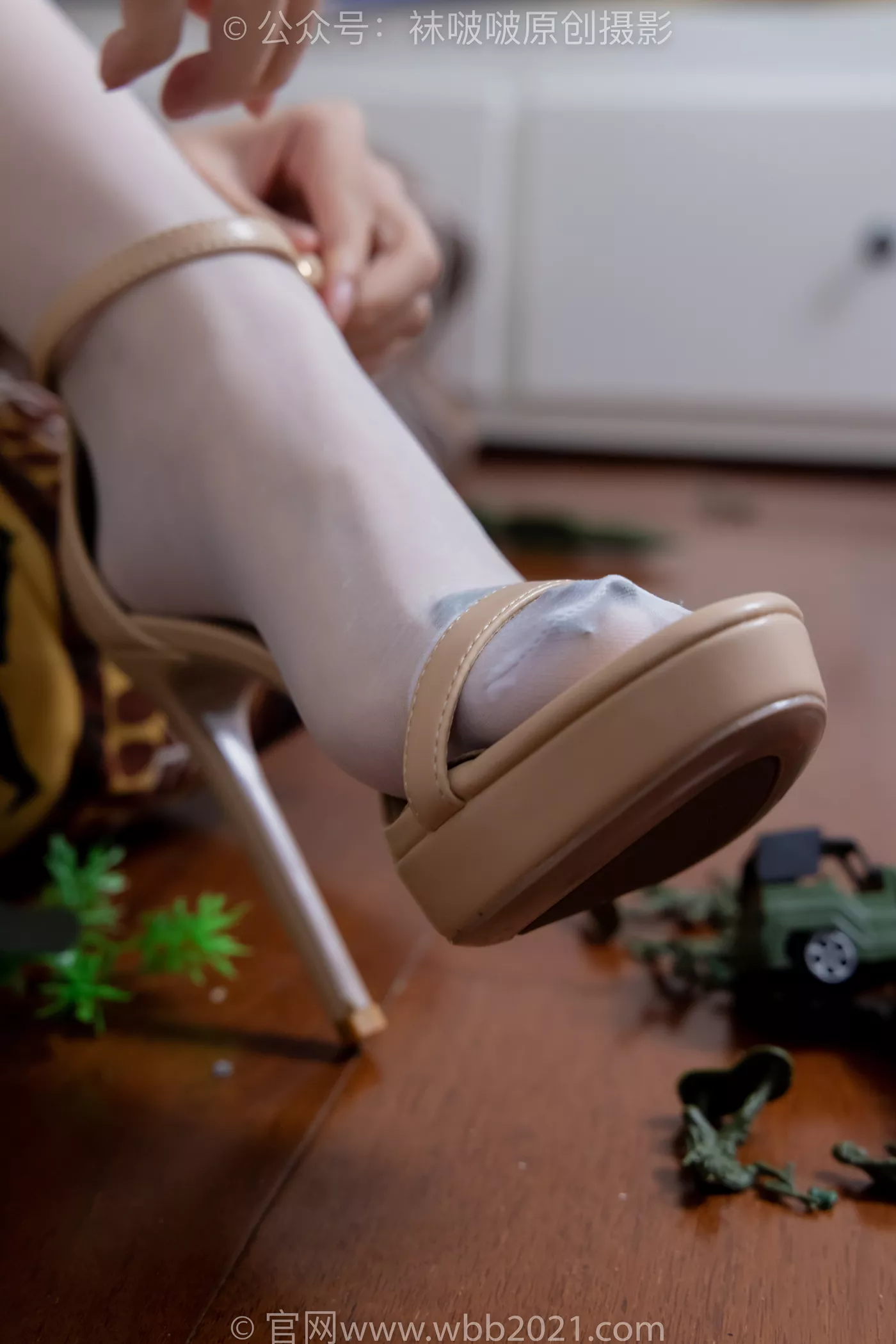 图片[91]-[BoBoSocks袜啵啵]NO.477 甜甜圈 高跟鞋、高跟凉鞋、厚黑丝、白丝、裸足、穿鞋和丝袜踩小汽车小人军团巨大娘剧情[150P] – 速更版-美库