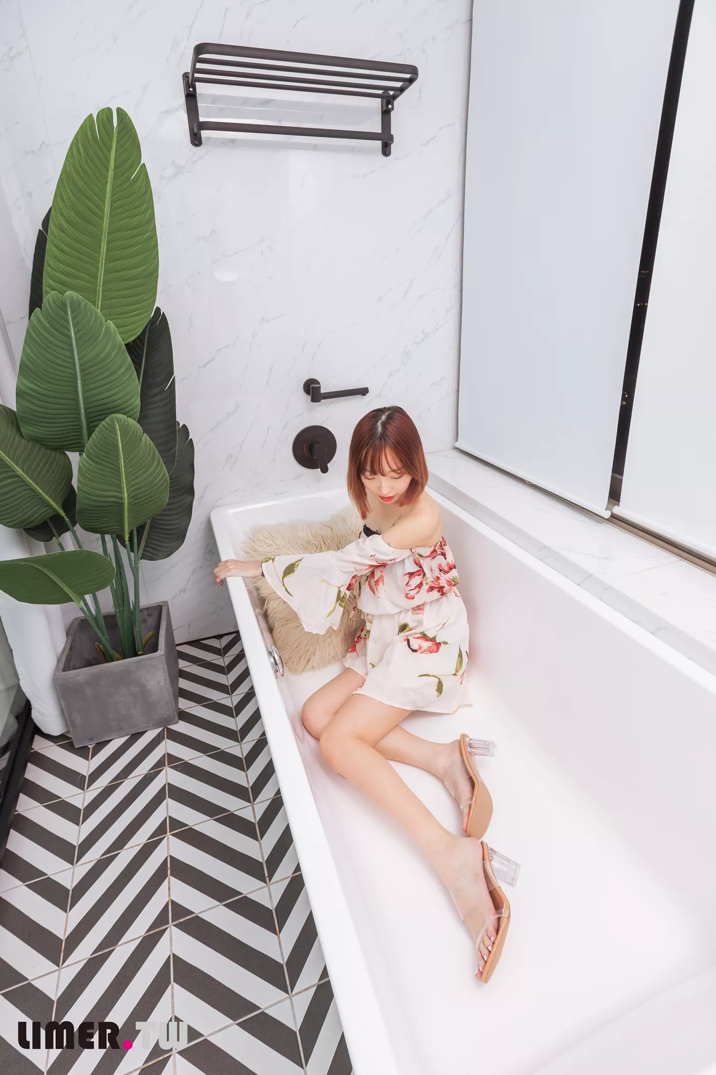 图片[73]-Limerence原创 NO.093 小容包 浴室高跟鞋邂逅[120P] – 速更版-美库