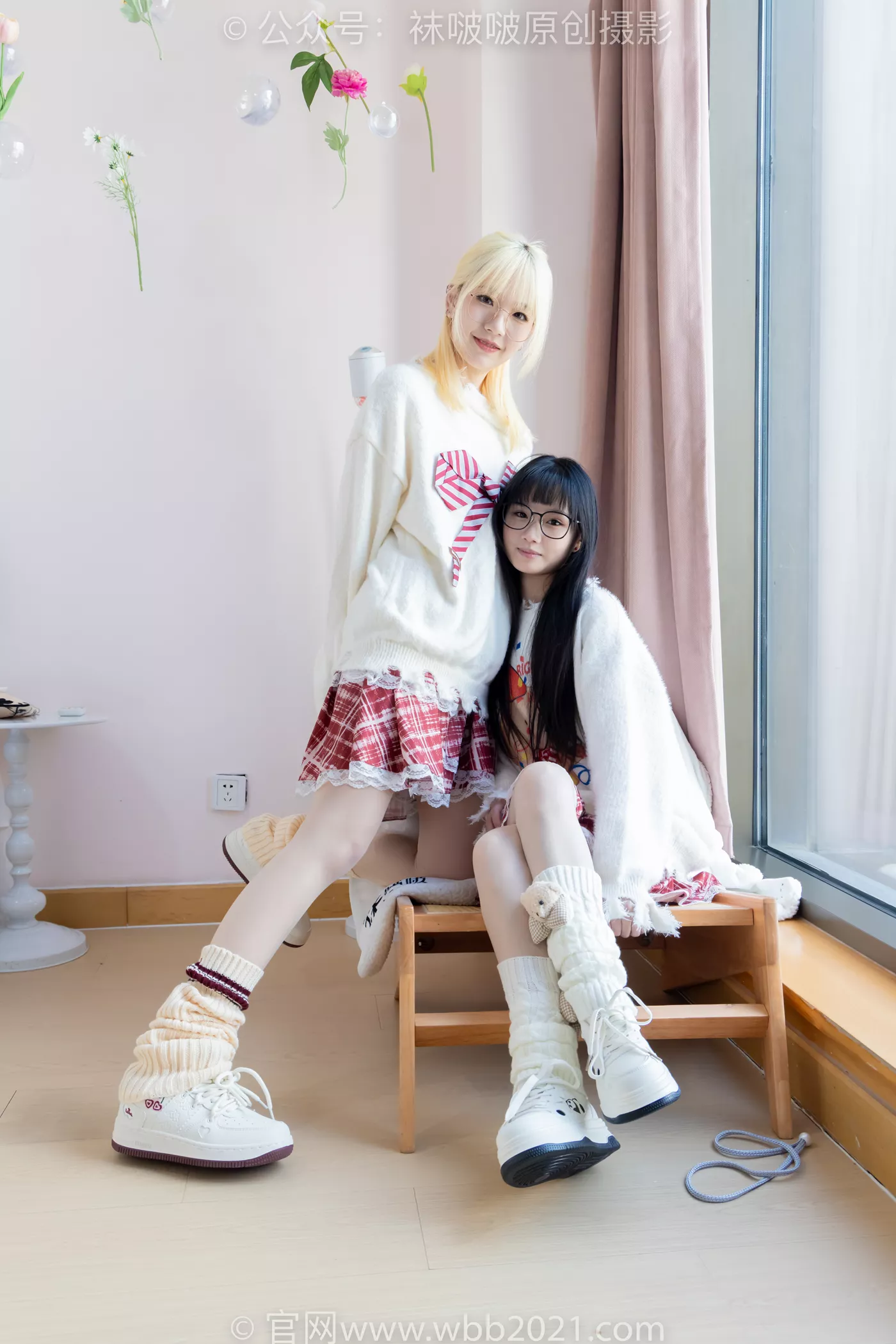 图片[11]-[BoBoSocks袜啵啵]NO.484 小甜豆甜甜圈-两双板鞋、油亮肉丝、堆堆袜套、白棉袜、脚对脚 斗脚 手互相挠脚剧情[100P] – 速更版-美库