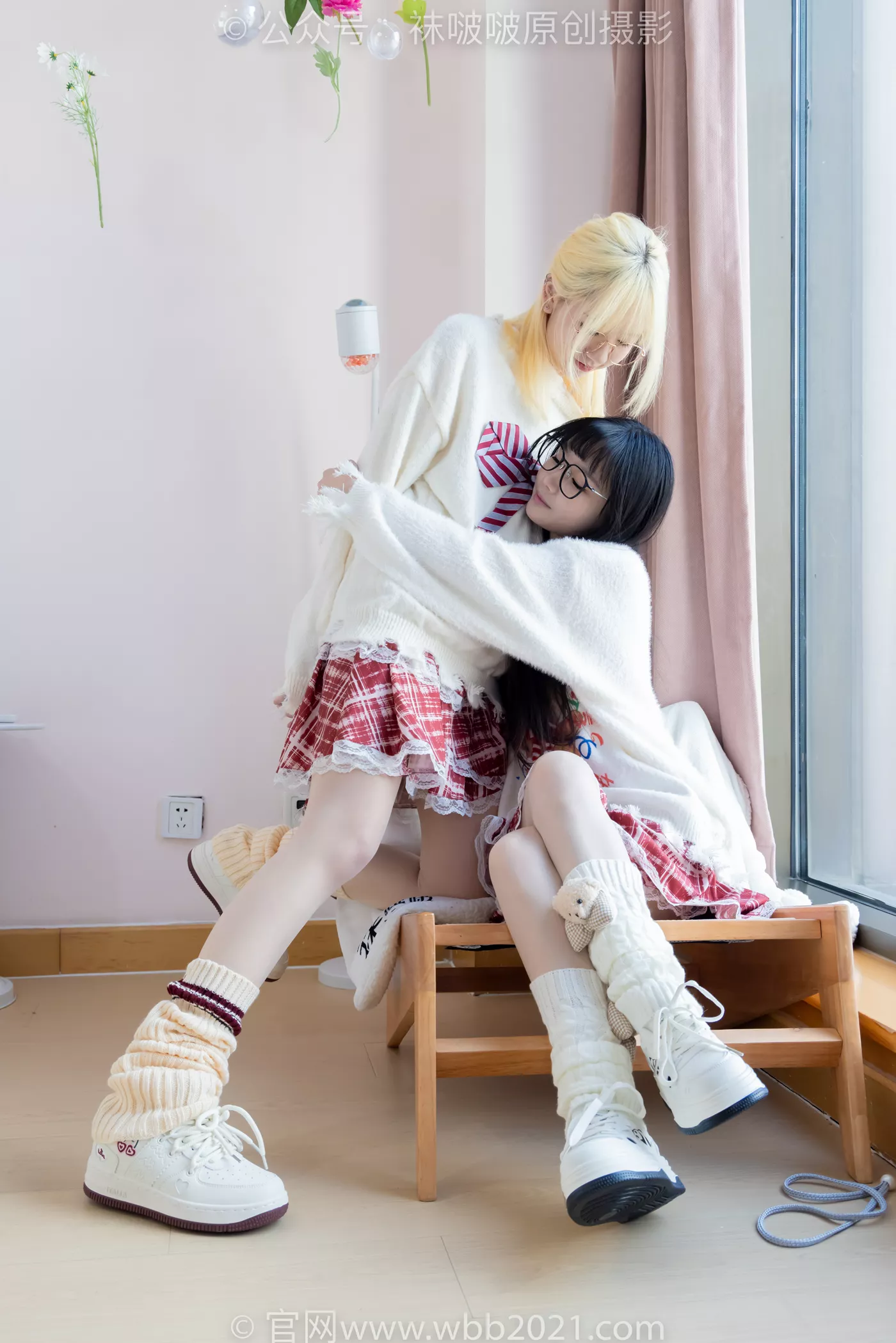 图片[12]-[BoBoSocks袜啵啵]NO.484 小甜豆甜甜圈-两双板鞋、油亮肉丝、堆堆袜套、白棉袜、脚对脚 斗脚 手互相挠脚剧情[100P] – 速更版-美库