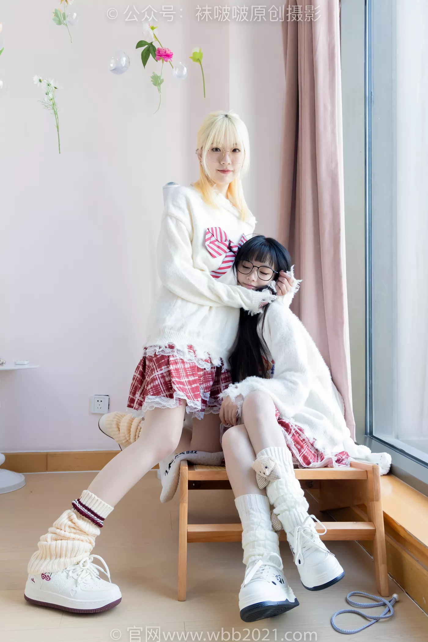 图片[13]-[BoBoSocks袜啵啵]NO.484 小甜豆甜甜圈-两双板鞋、油亮肉丝、堆堆袜套、白棉袜、脚对脚 斗脚 手互相挠脚剧情[100P] – 速更版-美库