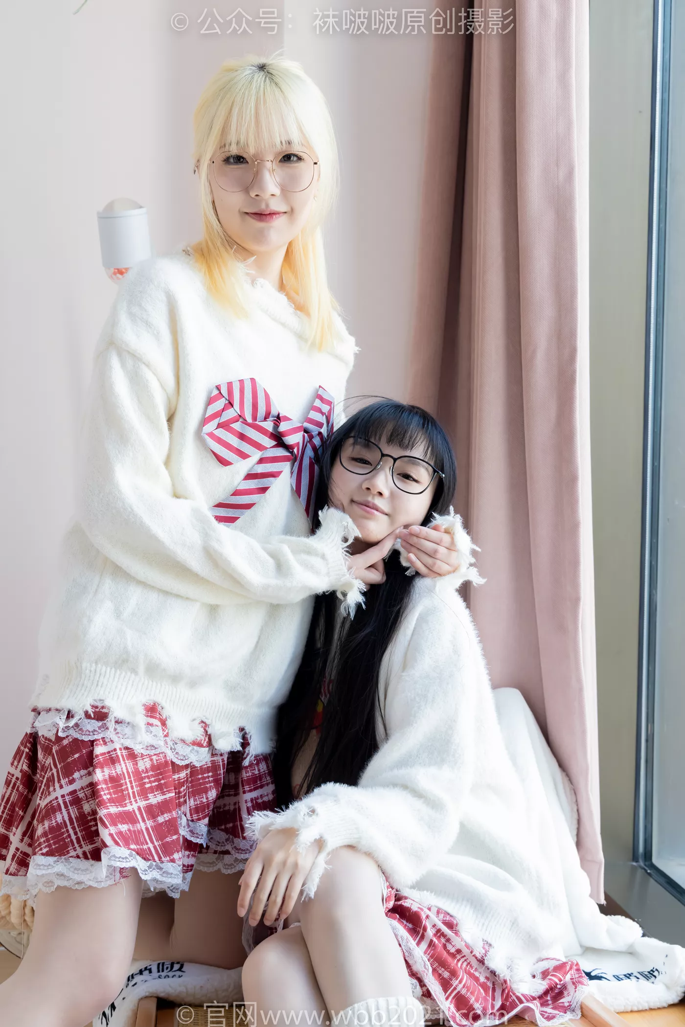 图片[14]-[BoBoSocks袜啵啵]NO.484 小甜豆甜甜圈-两双板鞋、油亮肉丝、堆堆袜套、白棉袜、脚对脚 斗脚 手互相挠脚剧情[100P] – 速更版-美库