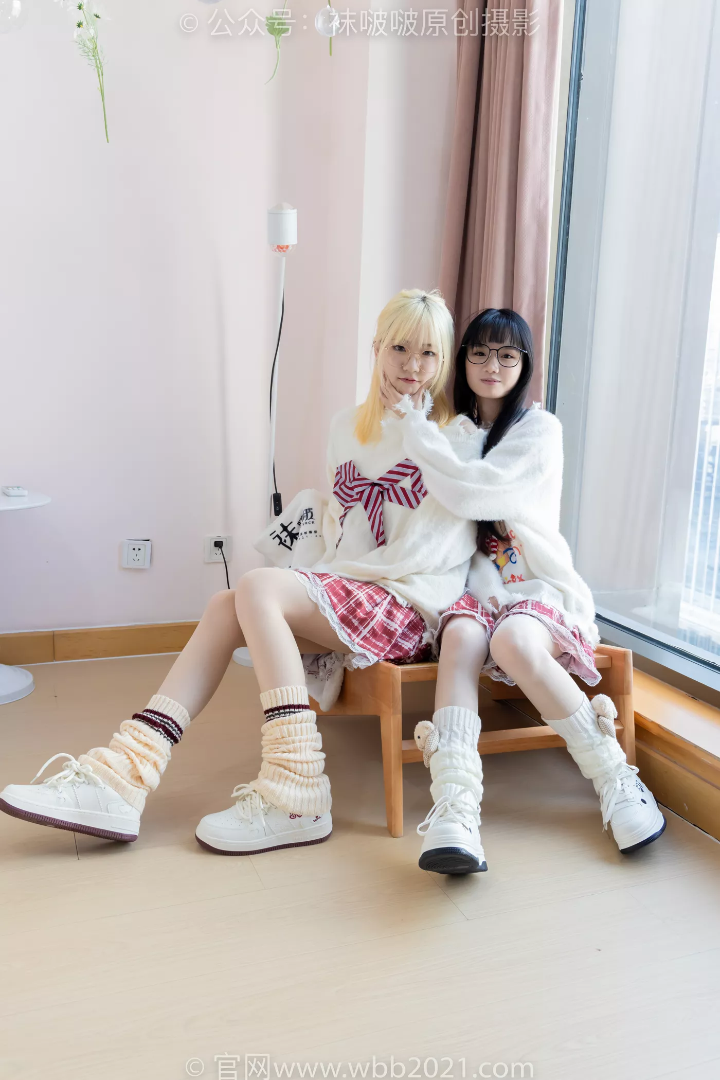 图片[15]-[BoBoSocks袜啵啵]NO.484 小甜豆甜甜圈-两双板鞋、油亮肉丝、堆堆袜套、白棉袜、脚对脚 斗脚 手互相挠脚剧情[100P] – 速更版-美库