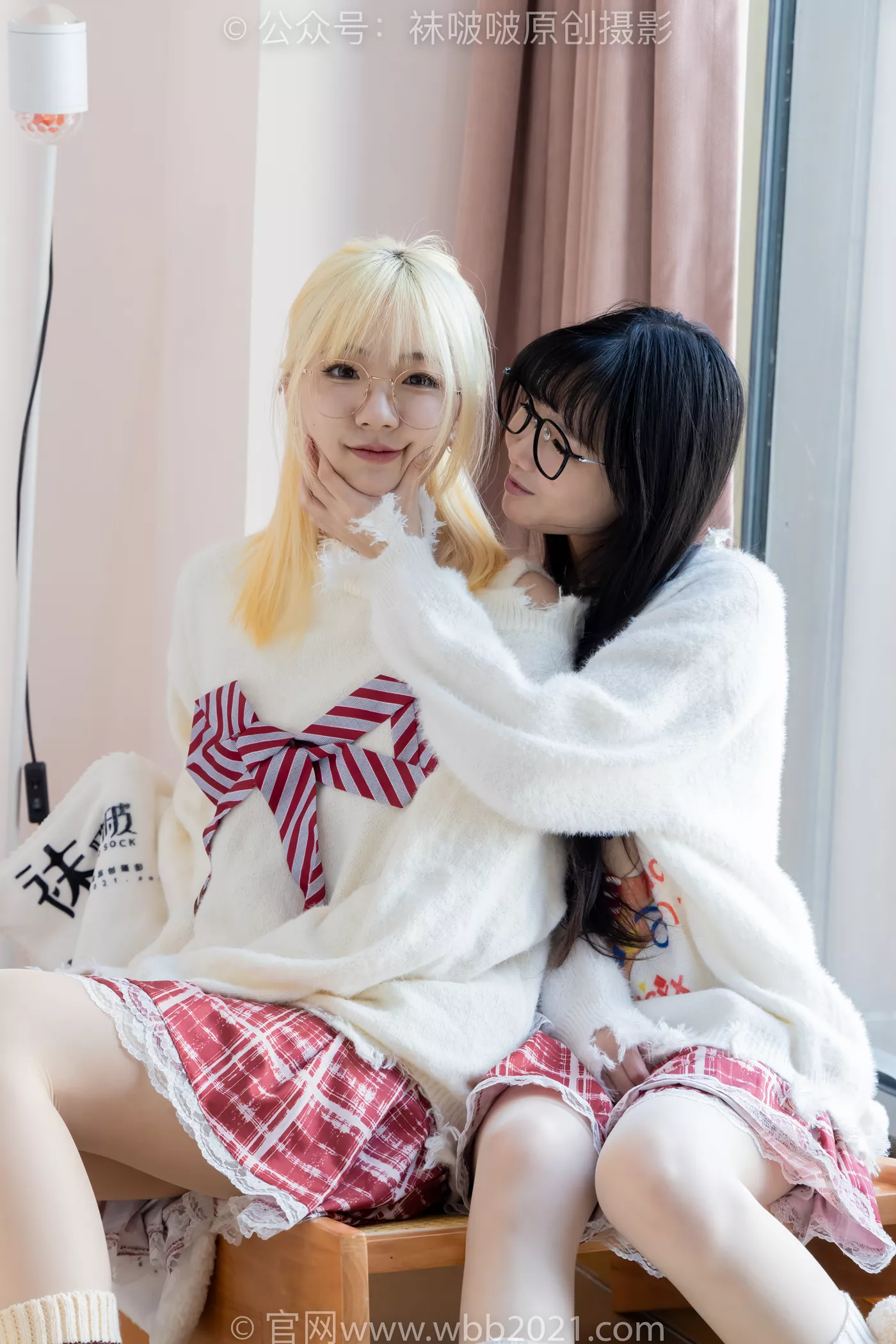 图片[16]-[BoBoSocks袜啵啵]NO.484 小甜豆甜甜圈-两双板鞋、油亮肉丝、堆堆袜套、白棉袜、脚对脚 斗脚 手互相挠脚剧情[100P] – 速更版-美库