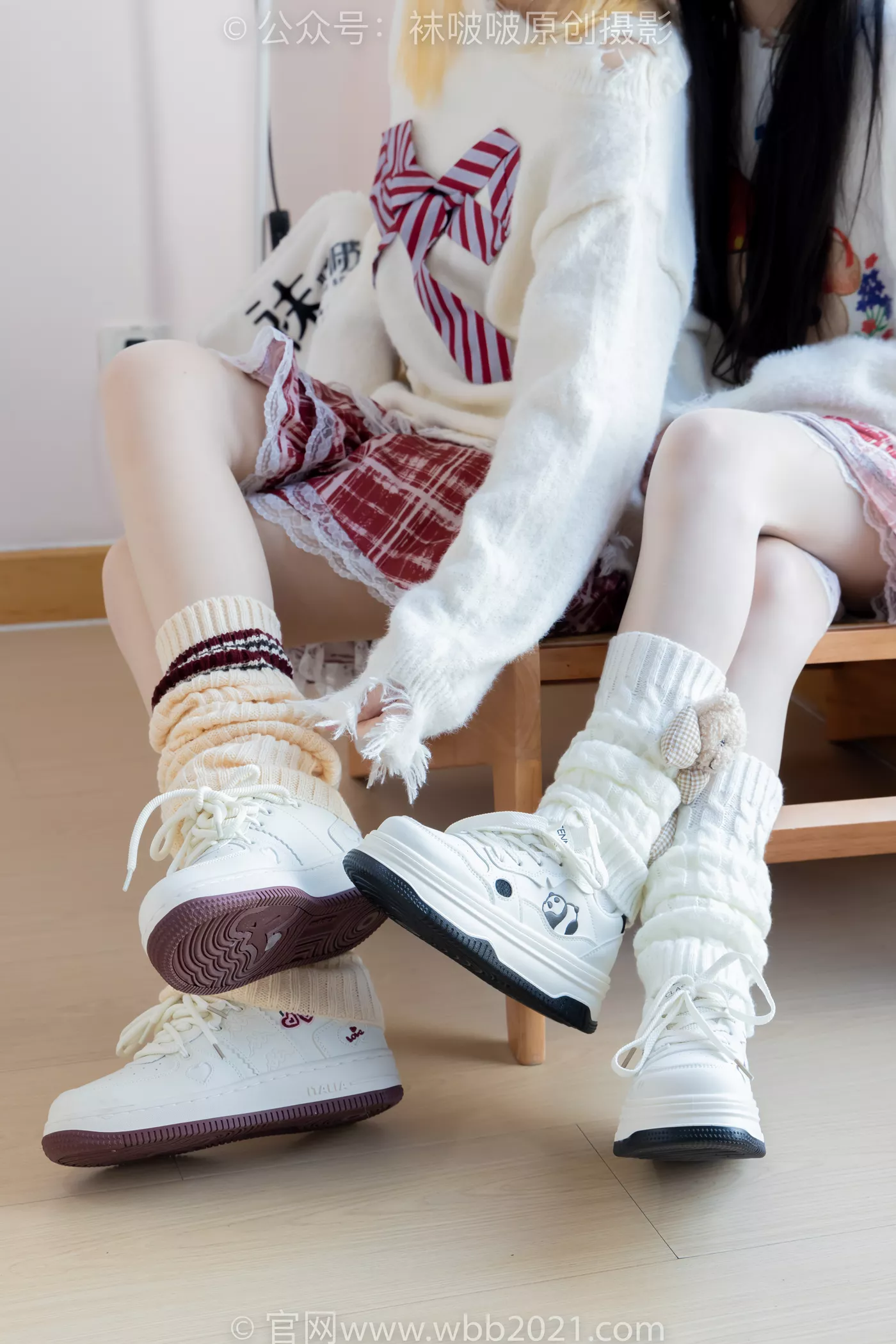 图片[17]-[BoBoSocks袜啵啵]NO.484 小甜豆甜甜圈-两双板鞋、油亮肉丝、堆堆袜套、白棉袜、脚对脚 斗脚 手互相挠脚剧情[100P] – 速更版-美库