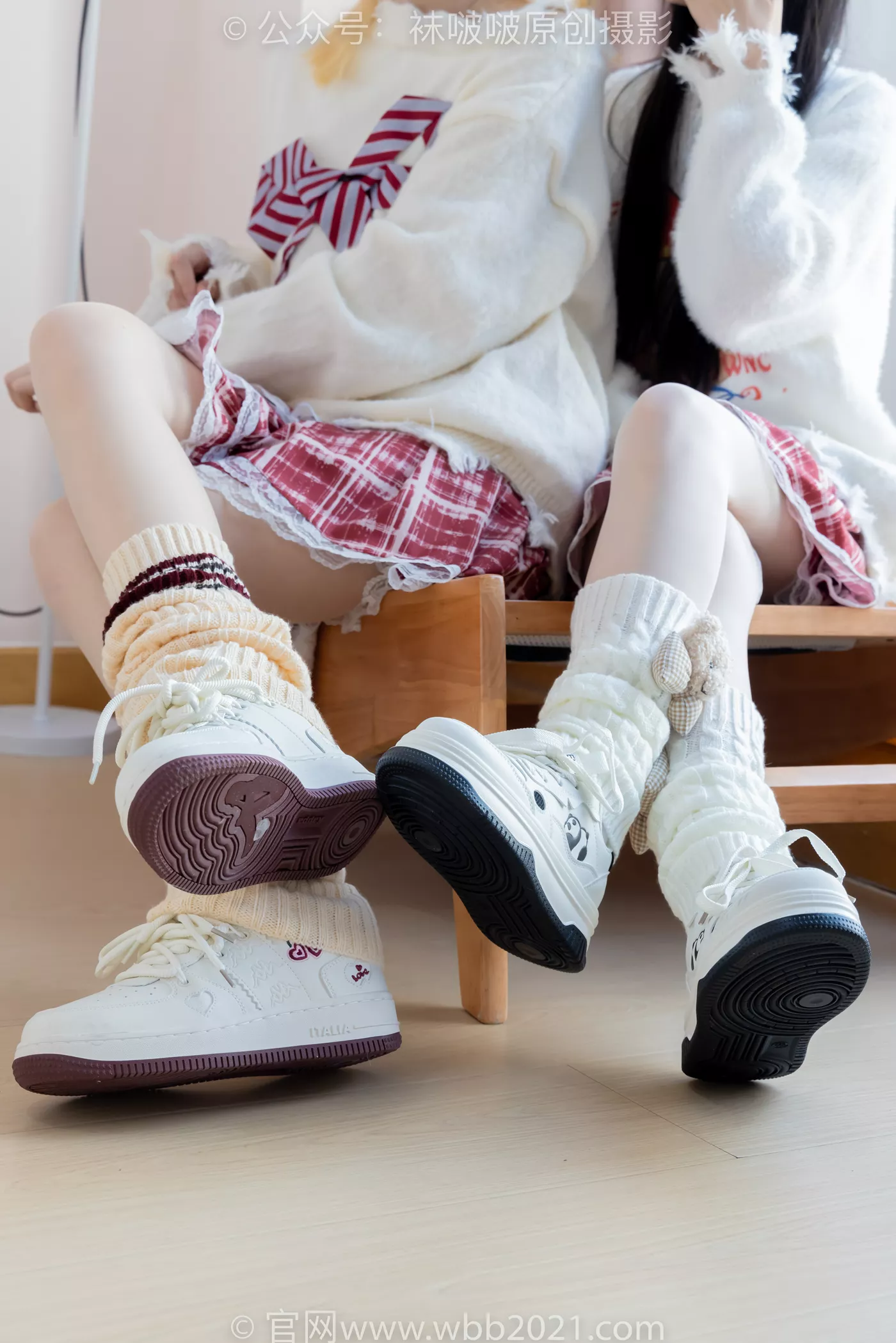 图片[18]-[BoBoSocks袜啵啵]NO.484 小甜豆甜甜圈-两双板鞋、油亮肉丝、堆堆袜套、白棉袜、脚对脚 斗脚 手互相挠脚剧情[100P] – 速更版-美库