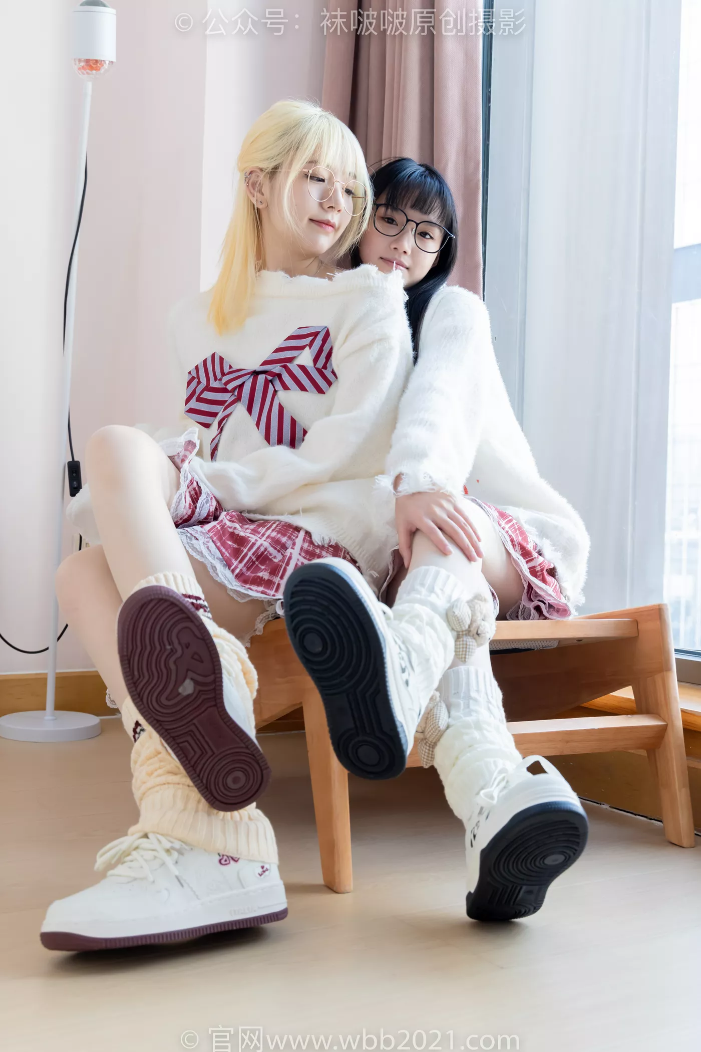 图片[20]-[BoBoSocks袜啵啵]NO.484 小甜豆甜甜圈-两双板鞋、油亮肉丝、堆堆袜套、白棉袜、脚对脚 斗脚 手互相挠脚剧情[100P] – 速更版-美库