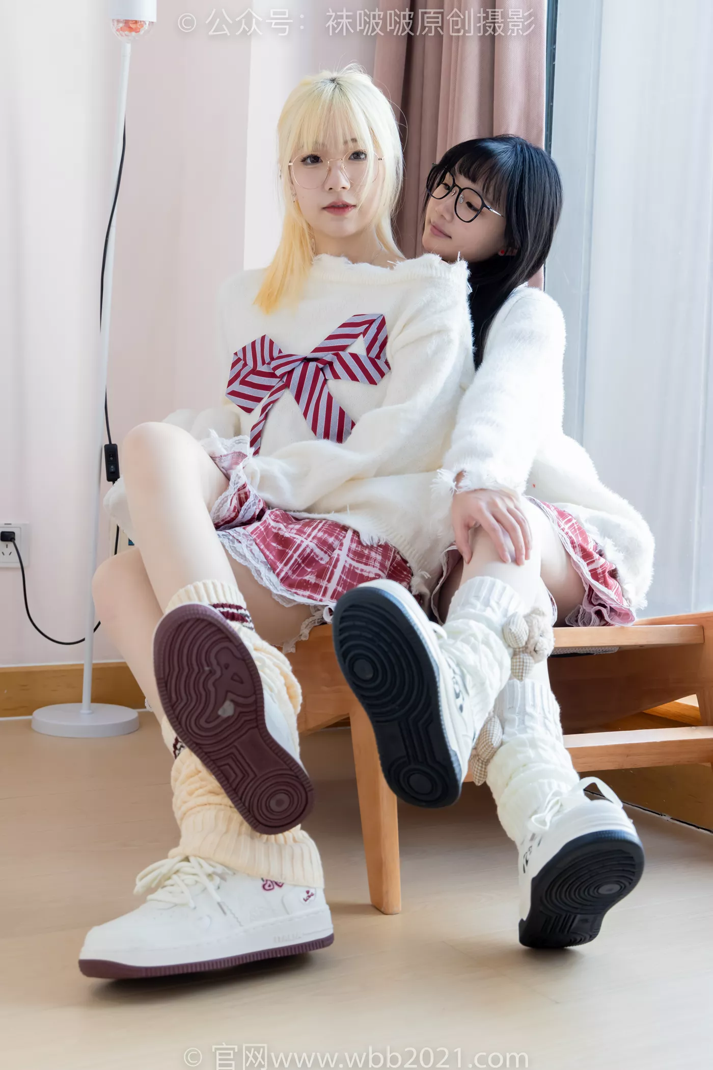 图片[21]-[BoBoSocks袜啵啵]NO.484 小甜豆甜甜圈-两双板鞋、油亮肉丝、堆堆袜套、白棉袜、脚对脚 斗脚 手互相挠脚剧情[100P] – 速更版-美库