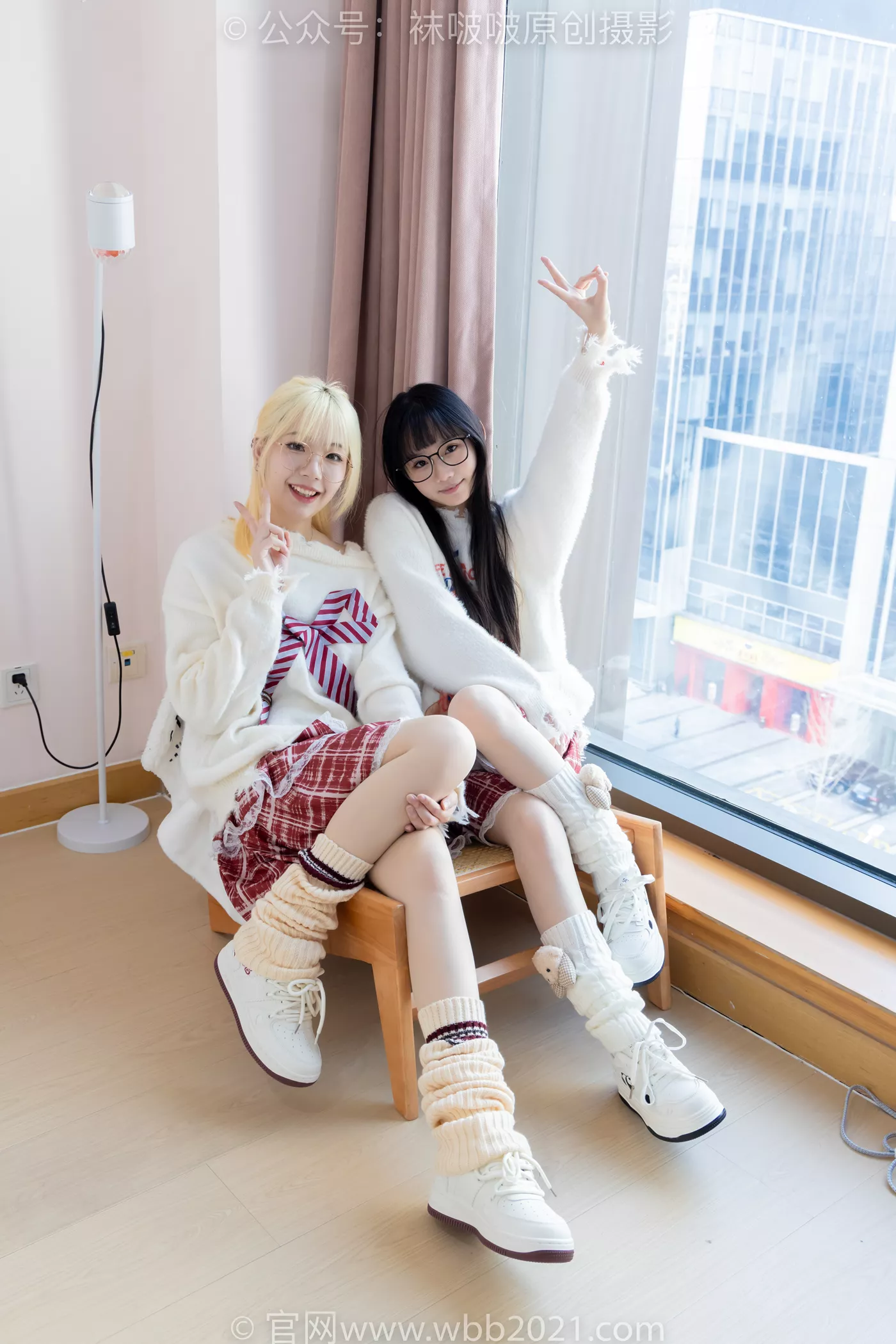 图片[24]-[BoBoSocks袜啵啵]NO.484 小甜豆甜甜圈-两双板鞋、油亮肉丝、堆堆袜套、白棉袜、脚对脚 斗脚 手互相挠脚剧情[100P] – 速更版-美库