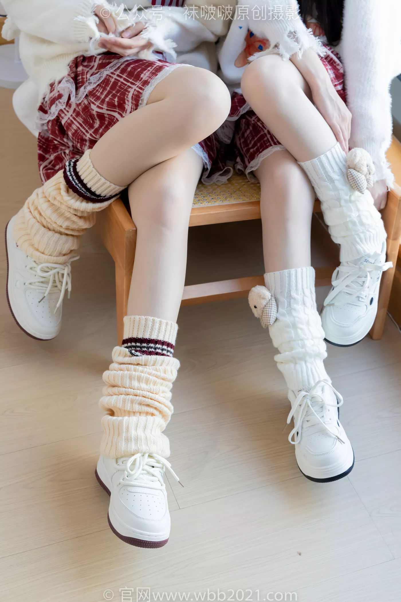 图片[25]-[BoBoSocks袜啵啵]NO.484 小甜豆甜甜圈-两双板鞋、油亮肉丝、堆堆袜套、白棉袜、脚对脚 斗脚 手互相挠脚剧情[100P] – 速更版-美库