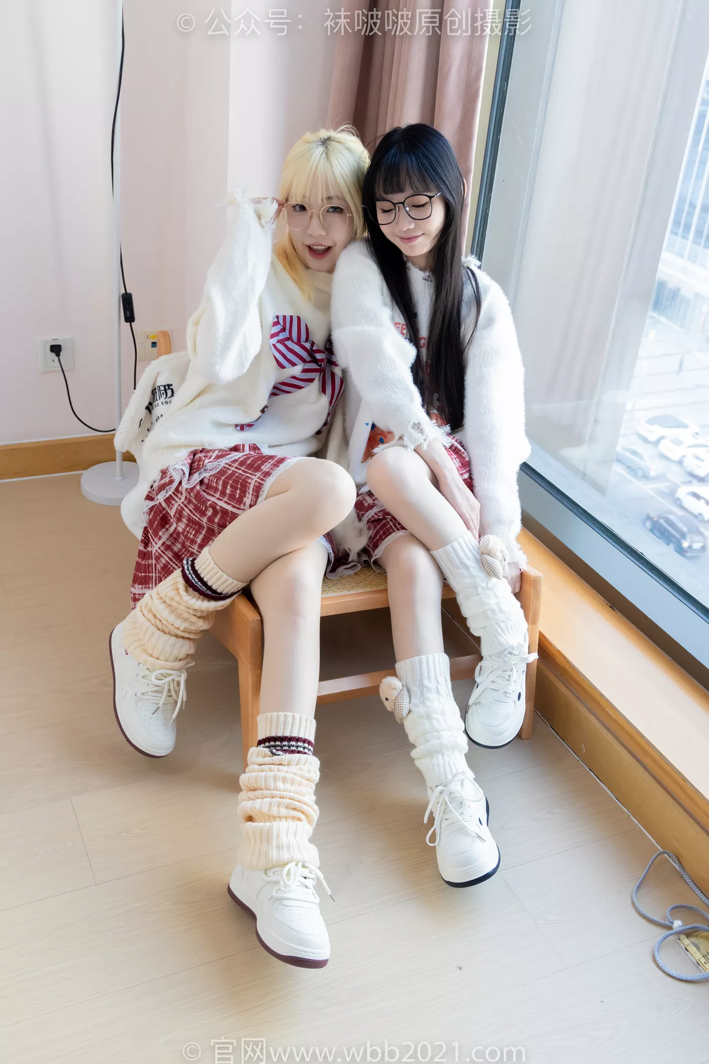 图片[27]-[BoBoSocks袜啵啵]NO.484 小甜豆甜甜圈-两双板鞋、油亮肉丝、堆堆袜套、白棉袜、脚对脚 斗脚 手互相挠脚剧情[100P] – 速更版-美库