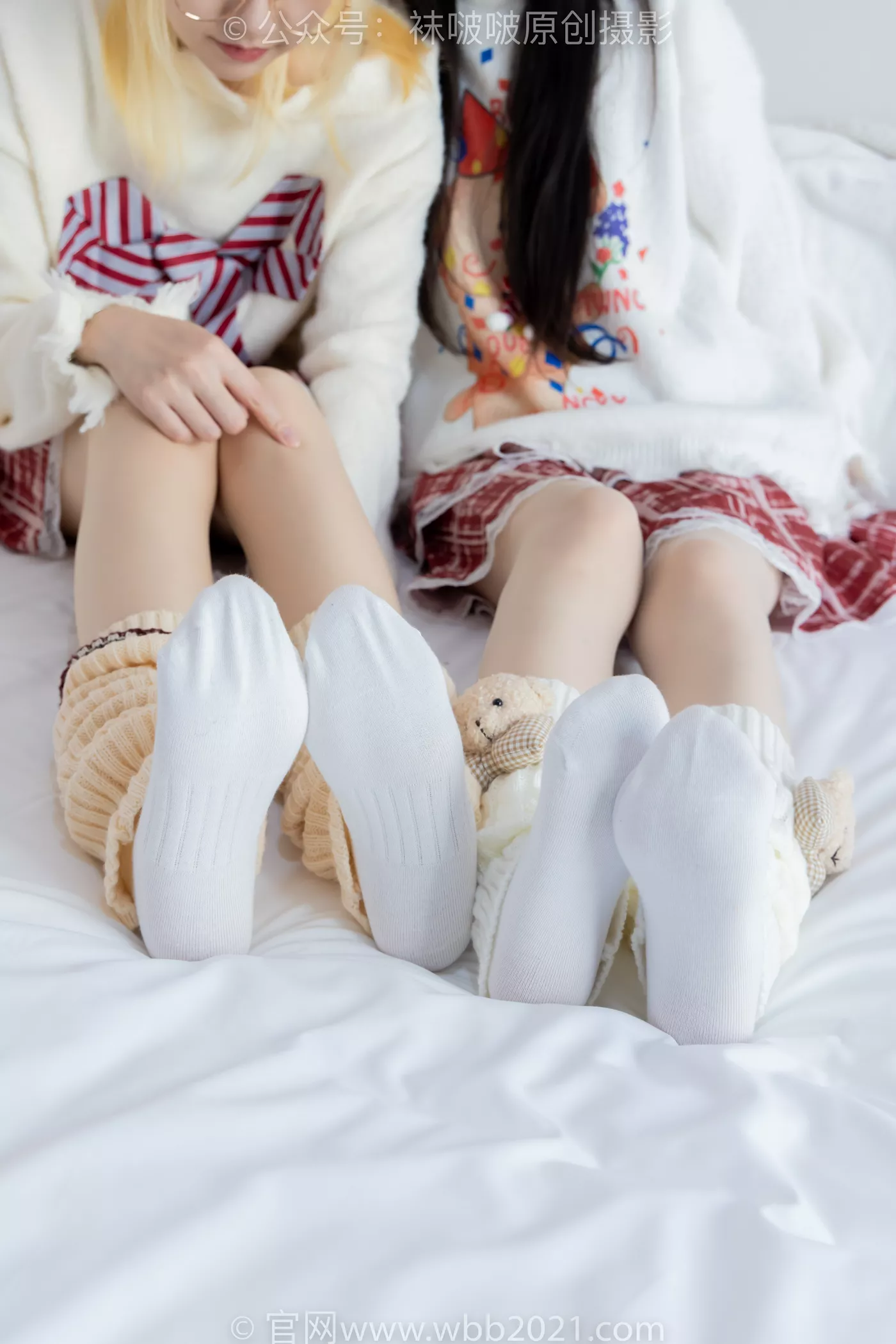 图片[35]-[BoBoSocks袜啵啵]NO.484 小甜豆甜甜圈-两双板鞋、油亮肉丝、堆堆袜套、白棉袜、脚对脚 斗脚 手互相挠脚剧情[100P] – 速更版-美库