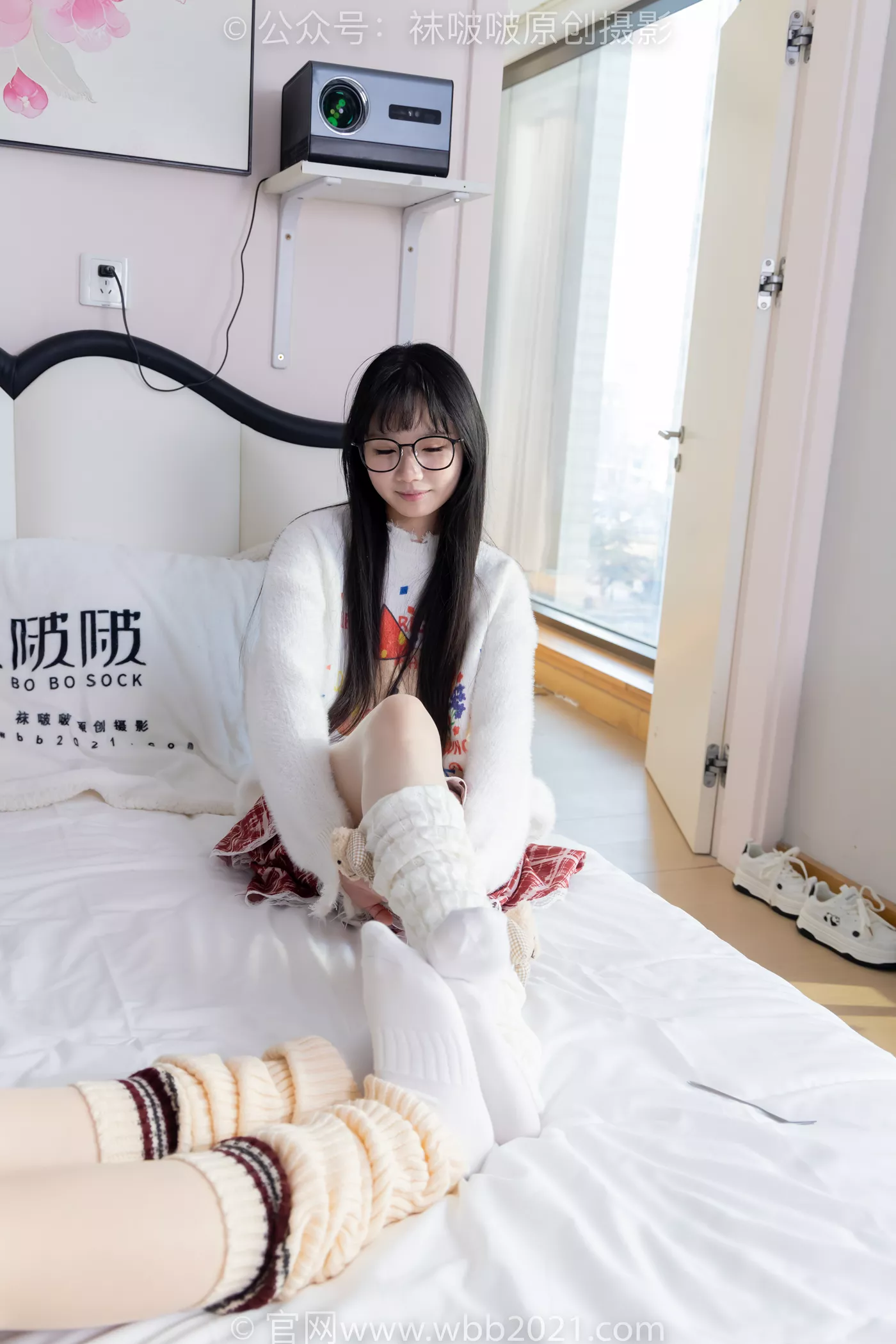 图片[98]-[BoBoSocks袜啵啵]NO.484 小甜豆甜甜圈-两双板鞋、油亮肉丝、堆堆袜套、白棉袜、脚对脚 斗脚 手互相挠脚剧情[100P] – 速更版-美库