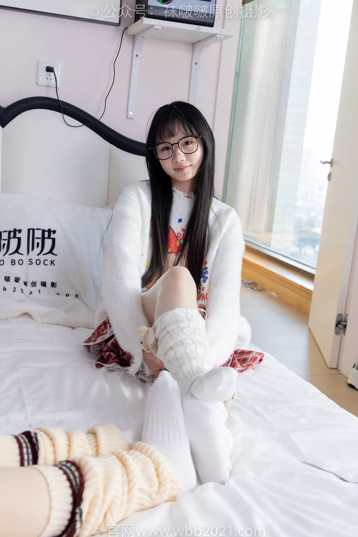 图片[99]-[BoBoSocks袜啵啵]NO.484 小甜豆甜甜圈-两双板鞋、油亮肉丝、堆堆袜套、白棉袜、脚对脚 斗脚 手互相挠脚剧情[100P] – 速更版-美库