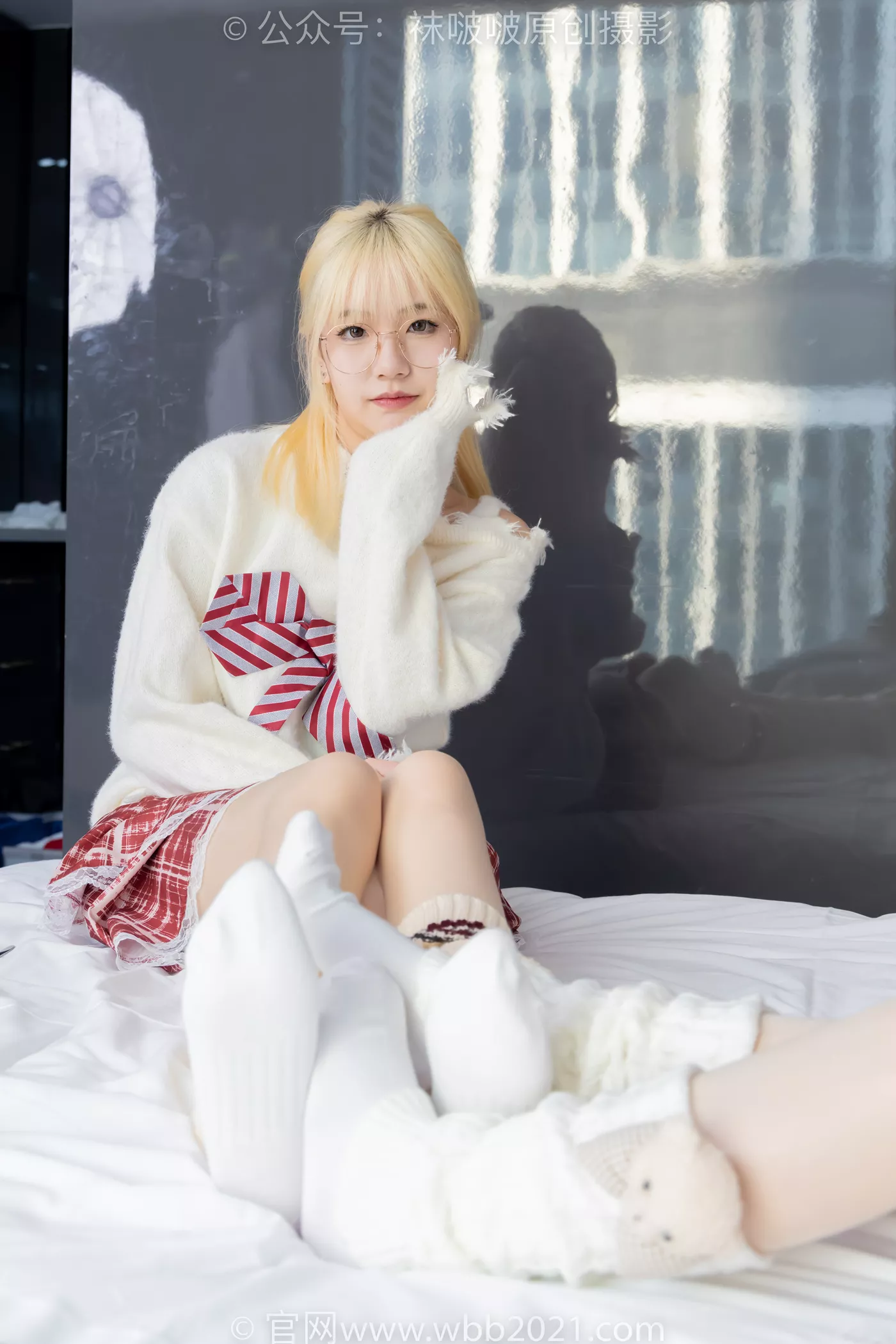 图片[101]-[BoBoSocks袜啵啵]NO.484 小甜豆甜甜圈-两双板鞋、油亮肉丝、堆堆袜套、白棉袜、脚对脚 斗脚 手互相挠脚剧情[100P] – 速更版-美库