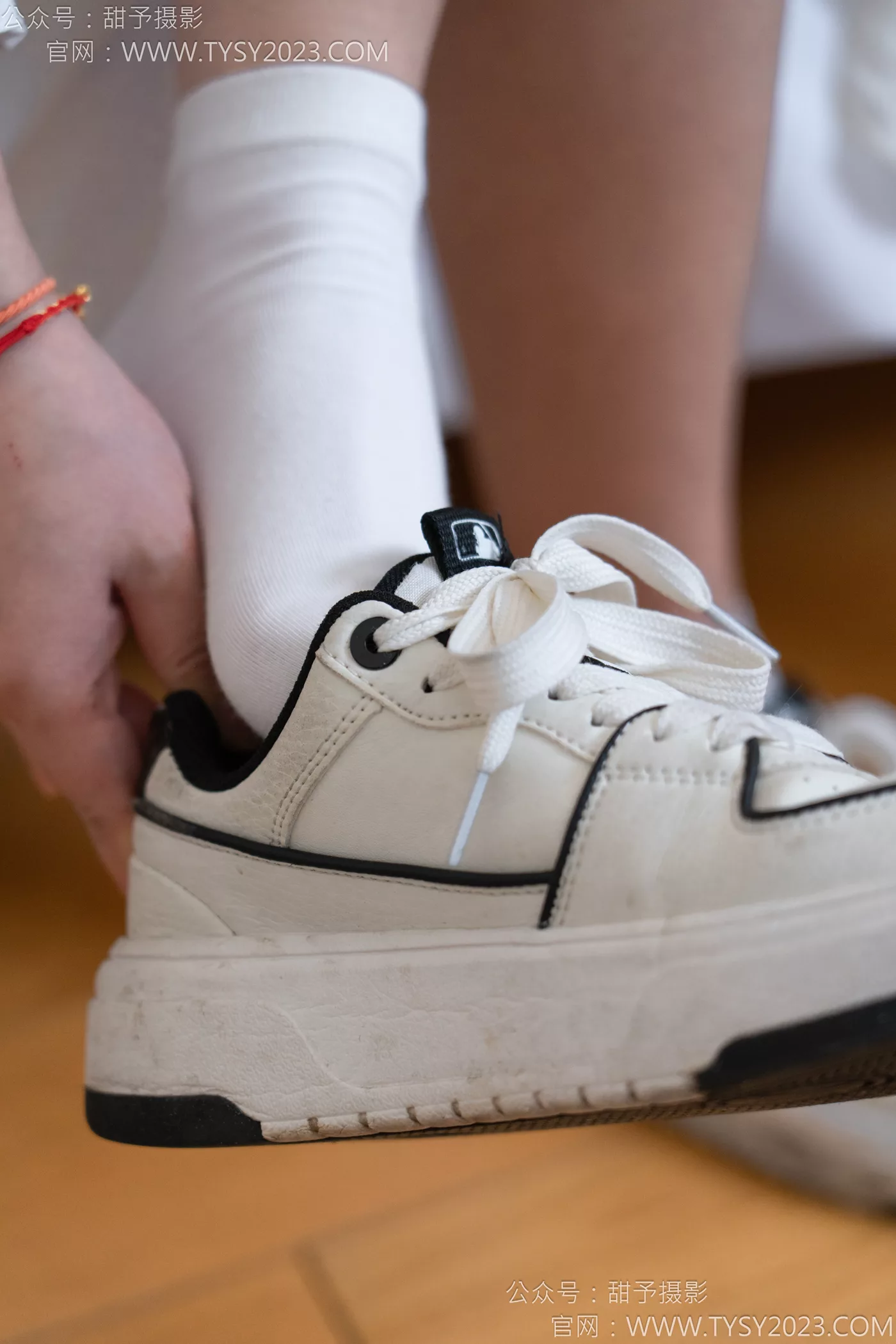 图片[53]-甜予摄影 NO.117 闺蜜-皮鞋、板鞋、双白棉袜、双裸足[141P] – 速更版-美库