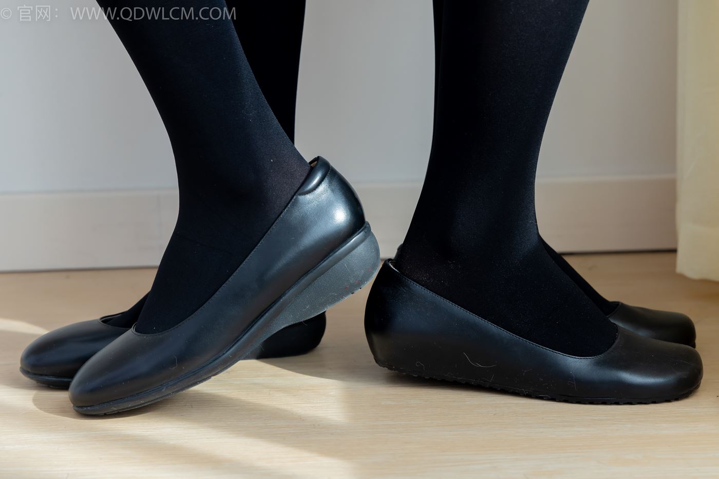 图片[11]-物恋传媒 NO.2232 恬恬&樱桃-皮鞋、厚黑丝、裸足、空姐制服[150P] – 速更版-美库