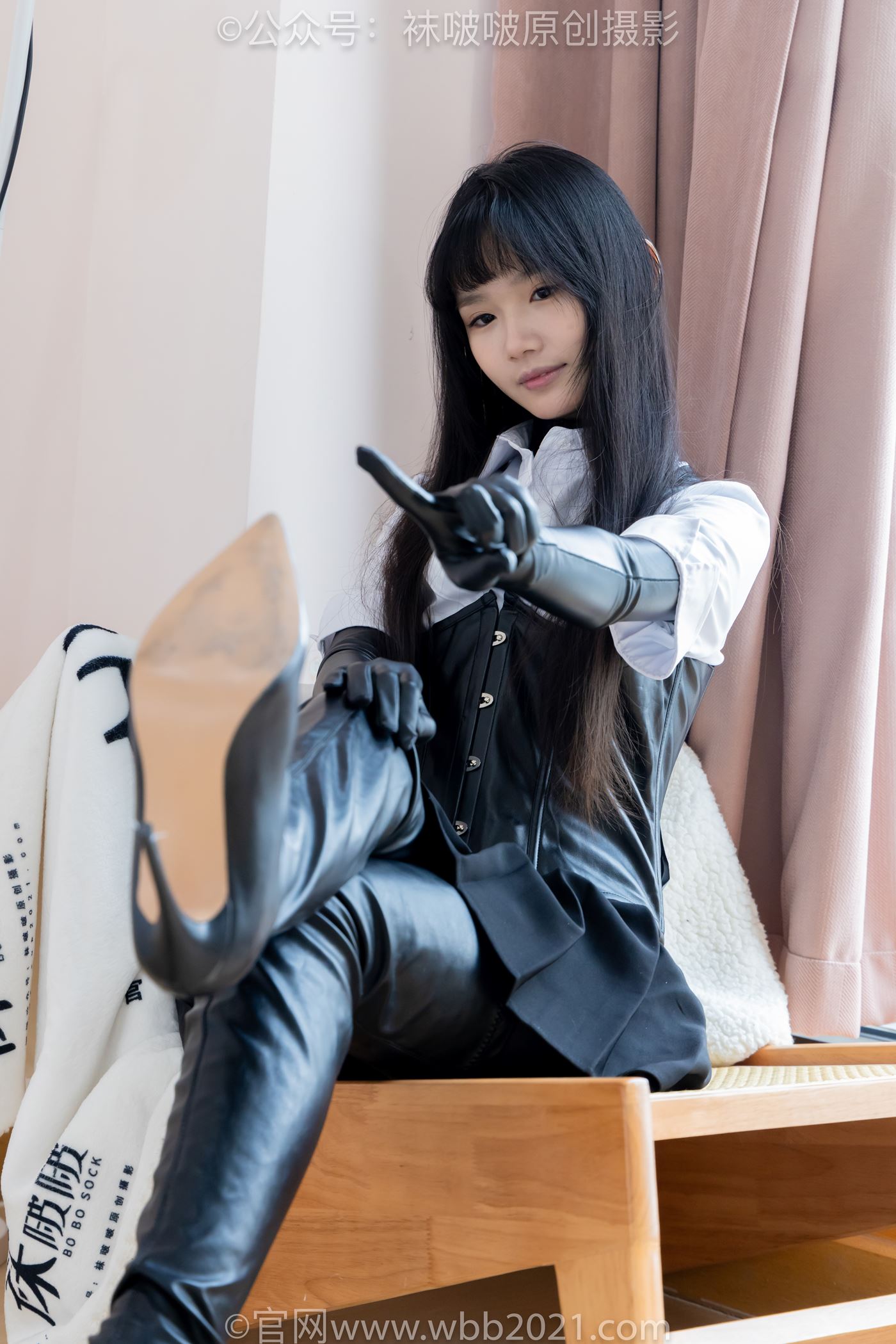 图片[17]-[BoBoSocks袜啵啵]NO.499 甜甜圈-高跟长靴、踩脚裤、厚黑丝五指袜、黑皮手套、裤里丝[144P] – 速更版-美库