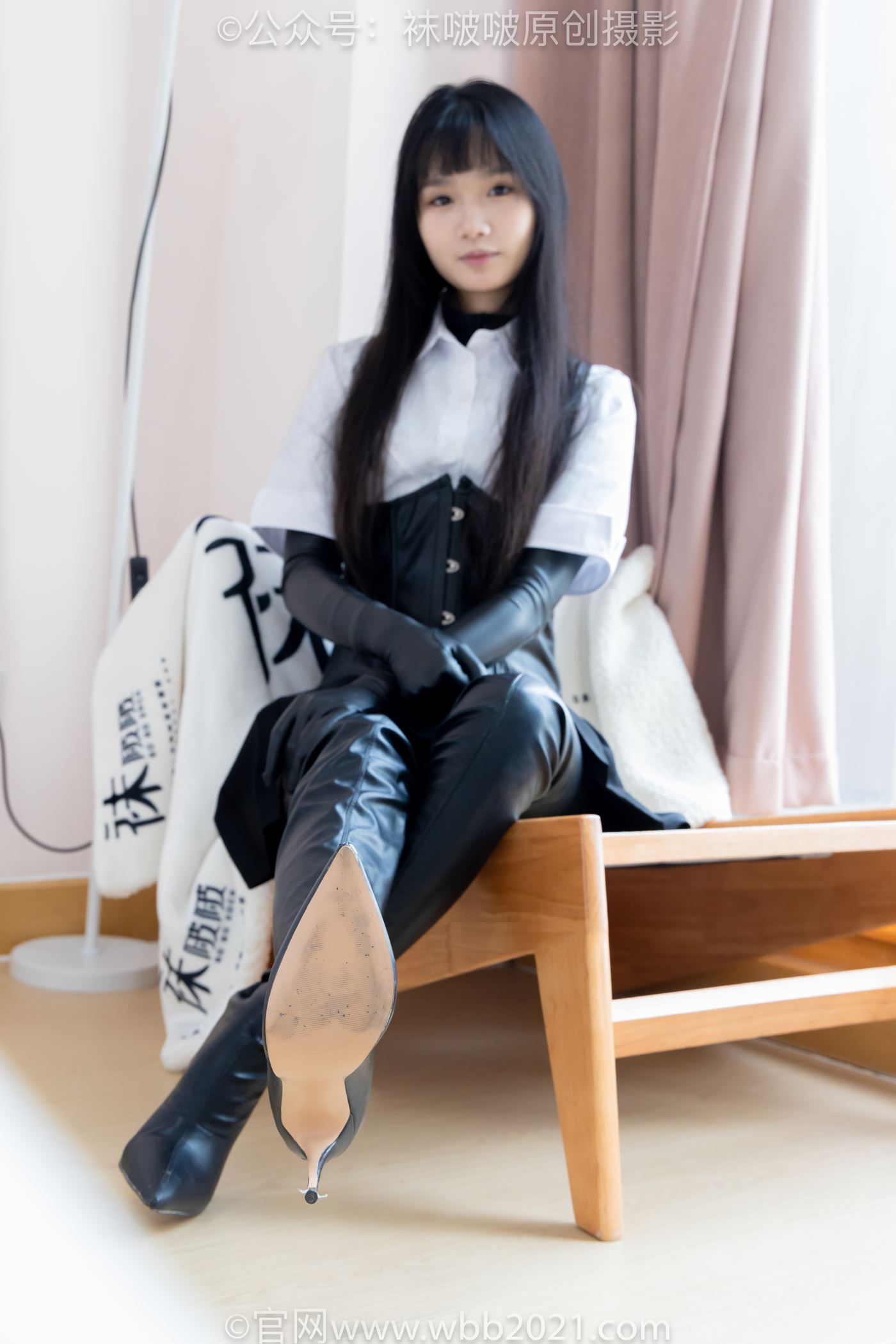 图片[25]-[BoBoSocks袜啵啵]NO.499 甜甜圈-高跟长靴、踩脚裤、厚黑丝五指袜、黑皮手套、裤里丝[144P] – 速更版-美库