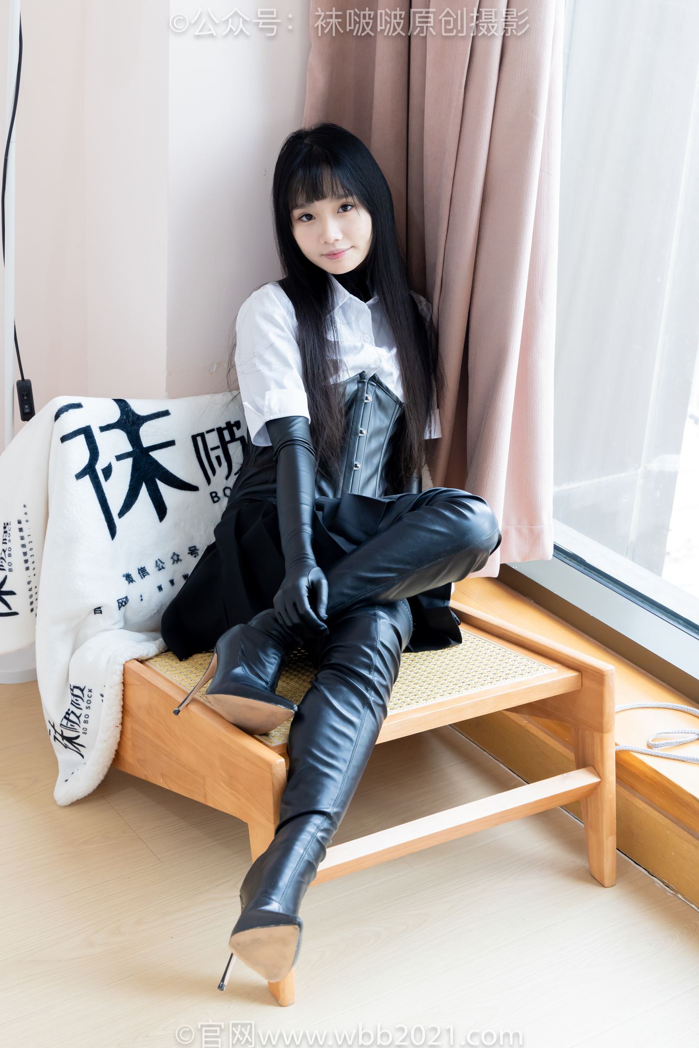 图片[27]-[BoBoSocks袜啵啵]NO.499 甜甜圈-高跟长靴、踩脚裤、厚黑丝五指袜、黑皮手套、裤里丝[144P] – 速更版-美库