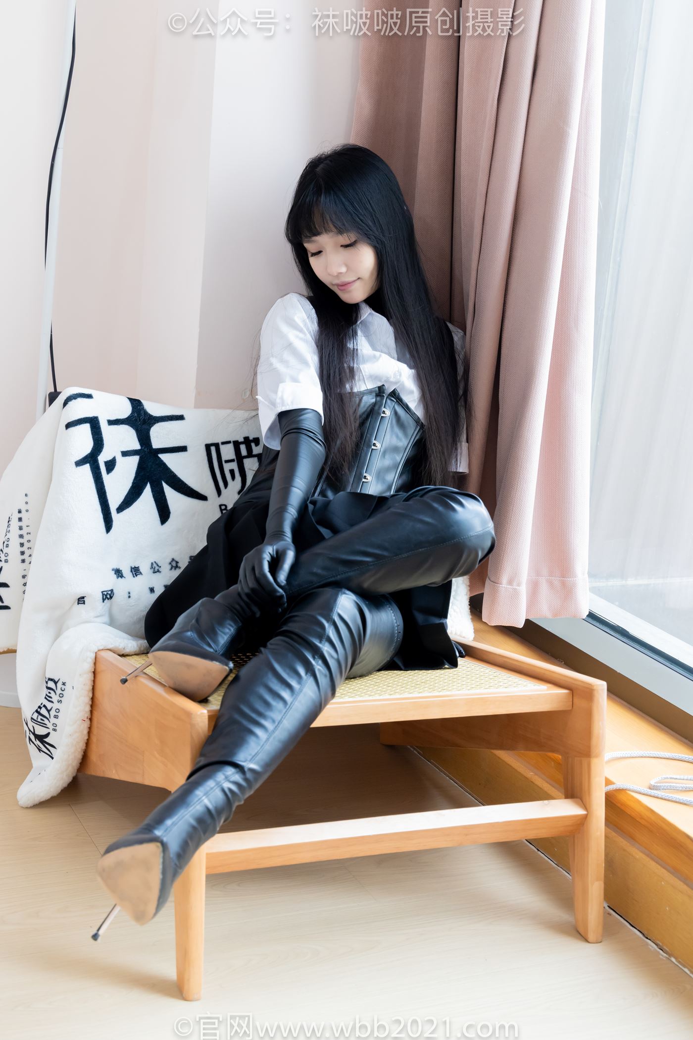 图片[28]-[BoBoSocks袜啵啵]NO.499 甜甜圈-高跟长靴、踩脚裤、厚黑丝五指袜、黑皮手套、裤里丝[144P] – 速更版-美库