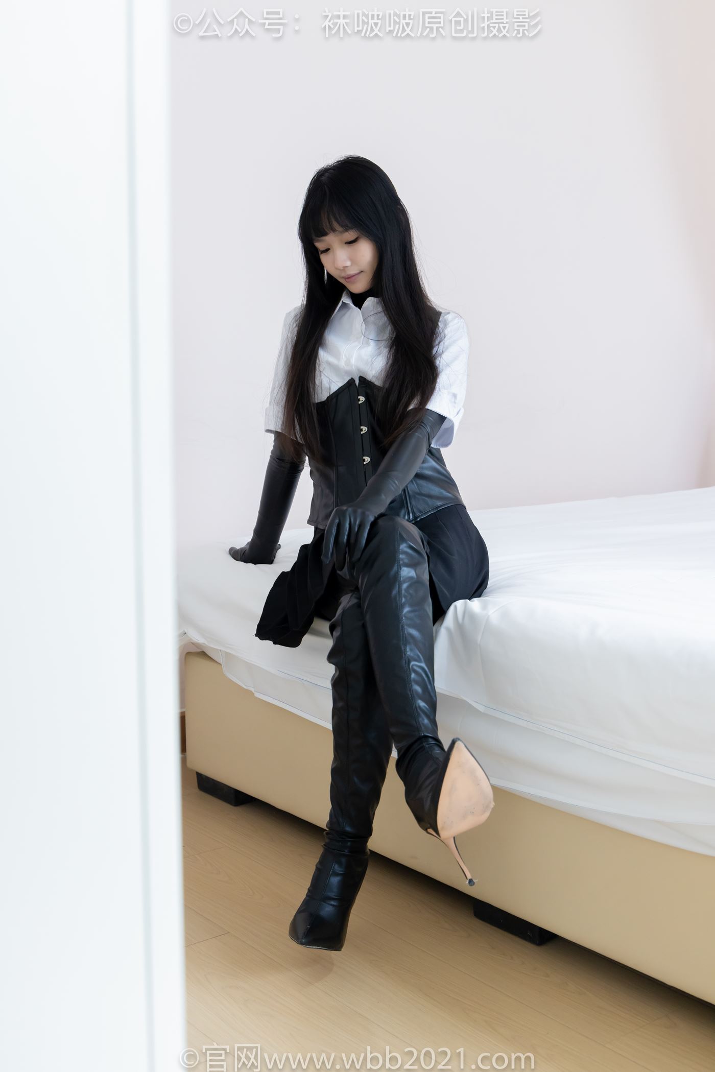 图片[50]-[BoBoSocks袜啵啵]NO.499 甜甜圈-高跟长靴、踩脚裤、厚黑丝五指袜、黑皮手套、裤里丝[144P] – 速更版-美库