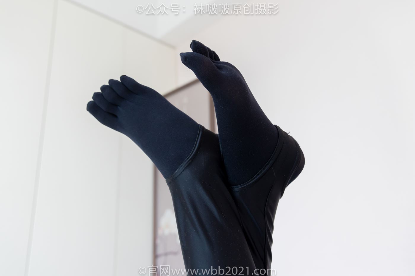 图片[98]-[BoBoSocks袜啵啵]NO.499 甜甜圈-高跟长靴、踩脚裤、厚黑丝五指袜、黑皮手套、裤里丝[144P] – 速更版-美库