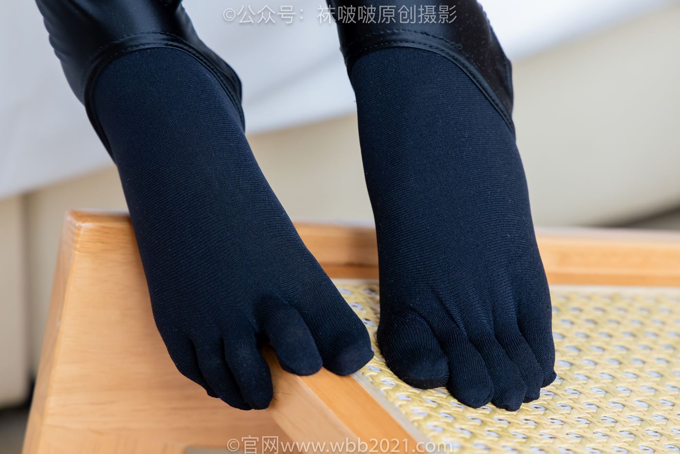 图片[116]-[BoBoSocks袜啵啵]NO.499 甜甜圈-高跟长靴、踩脚裤、厚黑丝五指袜、黑皮手套、裤里丝[144P] – 速更版-美库