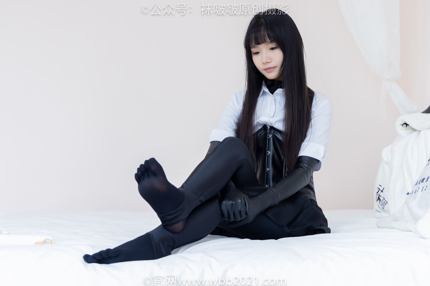 图片[139]-[BoBoSocks袜啵啵]NO.499 甜甜圈-高跟长靴、踩脚裤、厚黑丝五指袜、黑皮手套、裤里丝[144P] – 速更版-美库