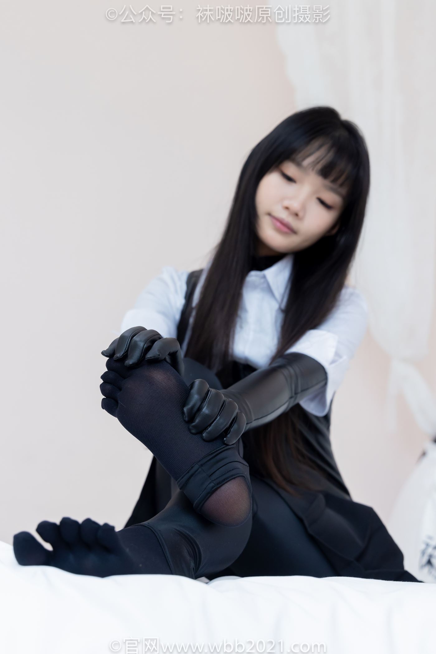 图片[145]-[BoBoSocks袜啵啵]NO.499 甜甜圈-高跟长靴、踩脚裤、厚黑丝五指袜、黑皮手套、裤里丝[144P] – 速更版-美库