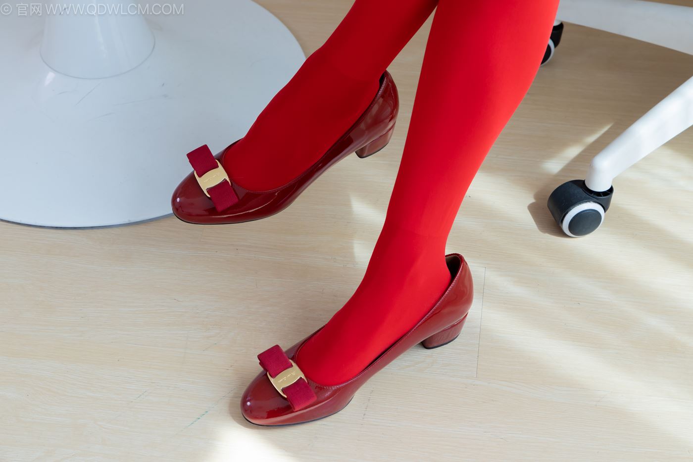 图片[25]-物恋传媒 NO.2236 茯苓-红色低跟鞋、厚款红色丝、皮筋绑脚老头乐挠脚剧情[96P] – 速更版-美库