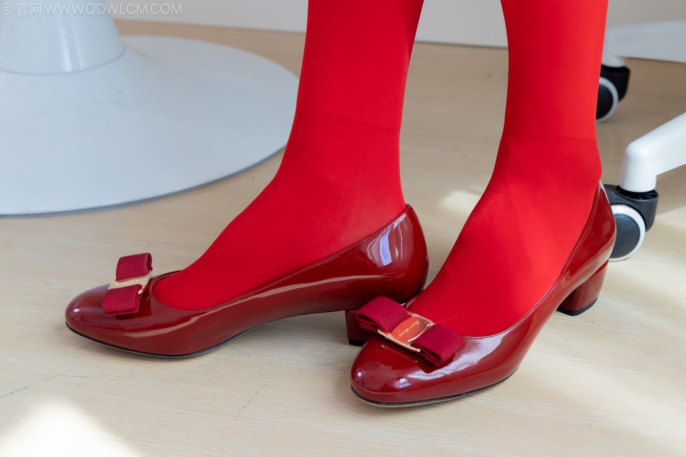 图片[26]-物恋传媒 NO.2236 茯苓-红色低跟鞋、厚款红色丝、皮筋绑脚老头乐挠脚剧情[96P] – 速更版-美库