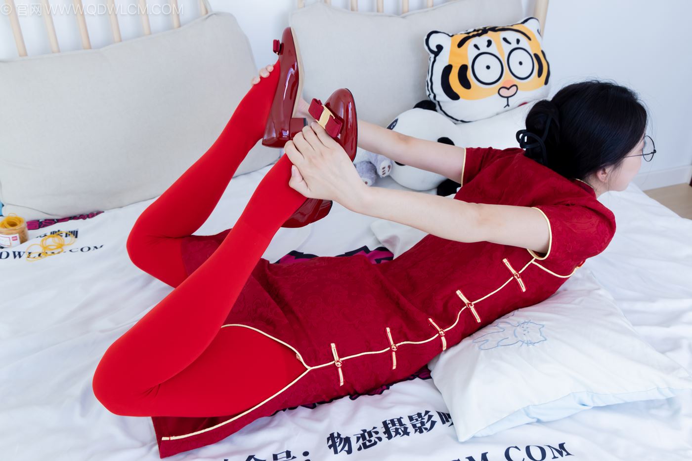 图片[27]-物恋传媒 NO.2236 茯苓-红色低跟鞋、厚款红色丝、皮筋绑脚老头乐挠脚剧情[96P] – 速更版-美库
