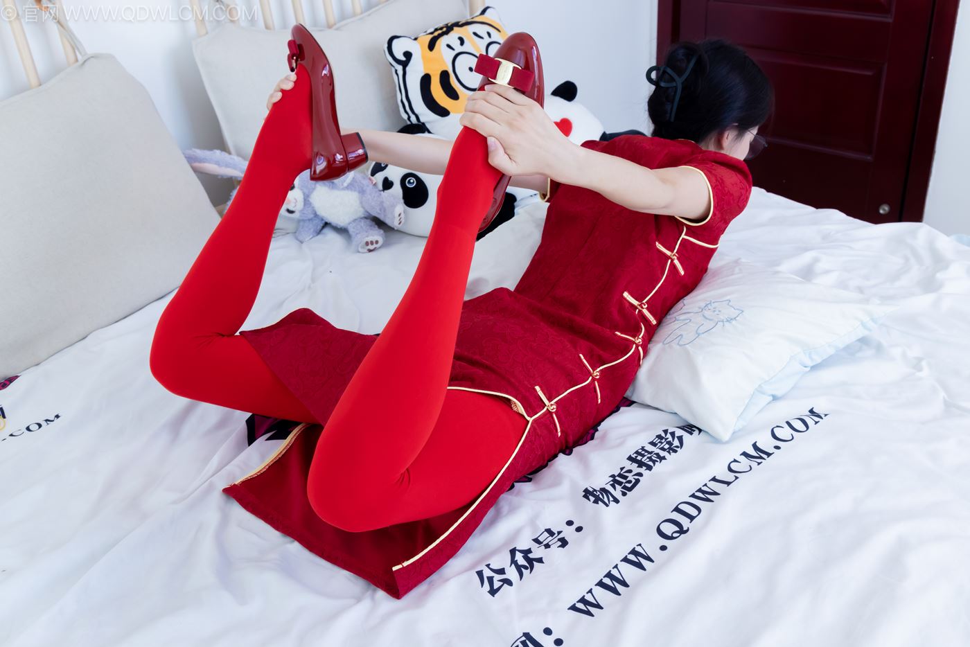 图片[28]-物恋传媒 NO.2236 茯苓-红色低跟鞋、厚款红色丝、皮筋绑脚老头乐挠脚剧情[96P] – 速更版-美库