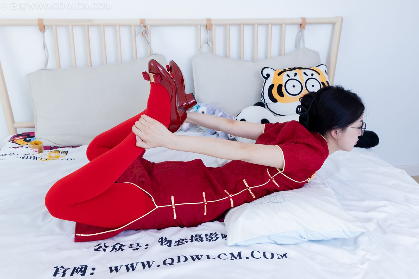 图片[31]-物恋传媒 NO.2236 茯苓-红色低跟鞋、厚款红色丝、皮筋绑脚老头乐挠脚剧情[96P] – 速更版-美库