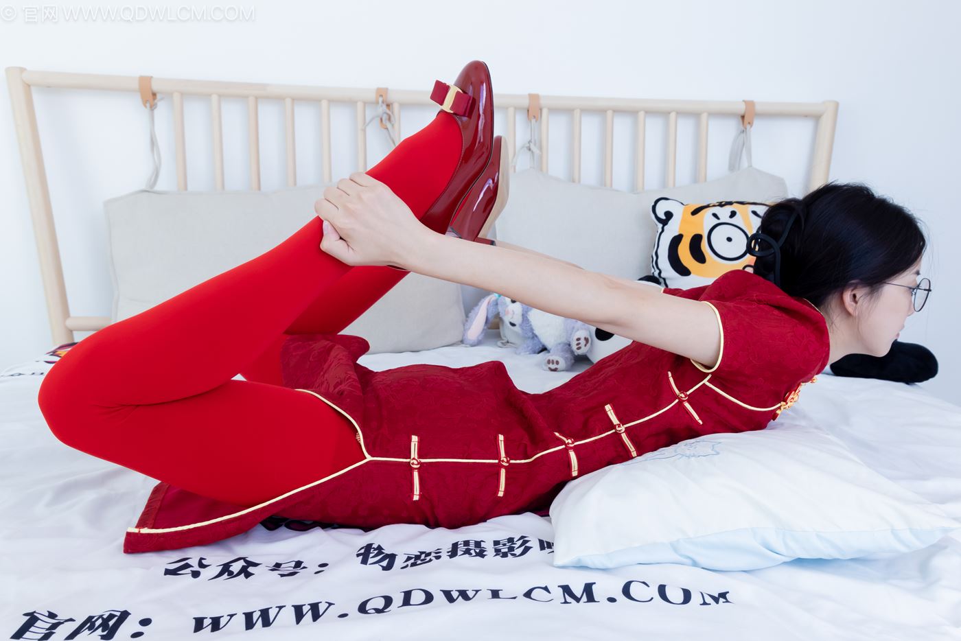 图片[33]-物恋传媒 NO.2236 茯苓-红色低跟鞋、厚款红色丝、皮筋绑脚老头乐挠脚剧情[96P] – 速更版-美库