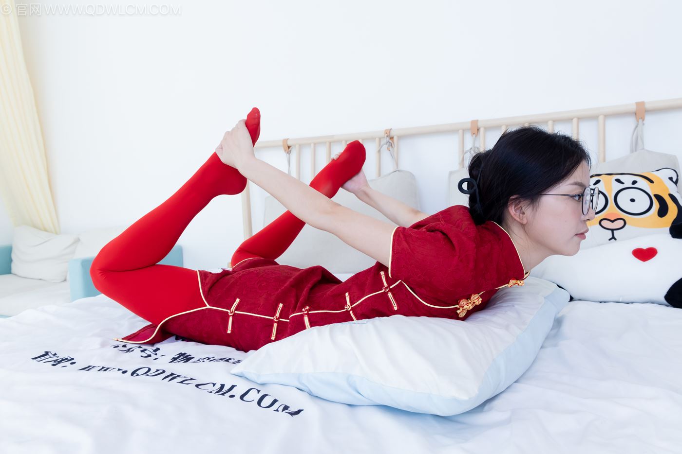 图片[37]-物恋传媒 NO.2236 茯苓-红色低跟鞋、厚款红色丝、皮筋绑脚老头乐挠脚剧情[96P] – 速更版-美库