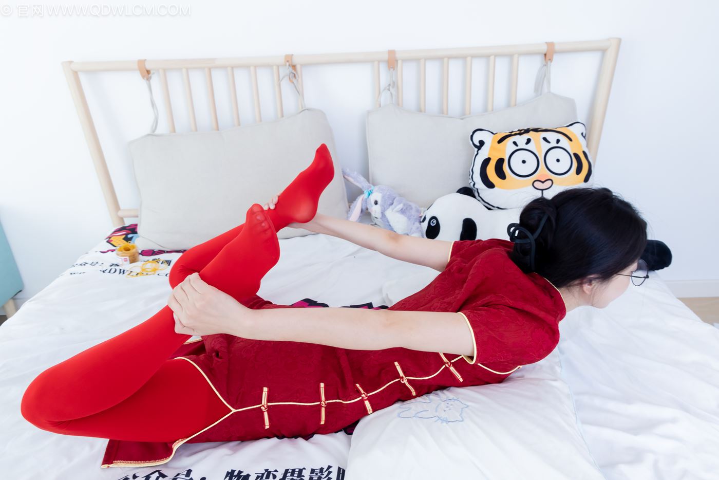 图片[40]-物恋传媒 NO.2236 茯苓-红色低跟鞋、厚款红色丝、皮筋绑脚老头乐挠脚剧情[96P] – 速更版-美库