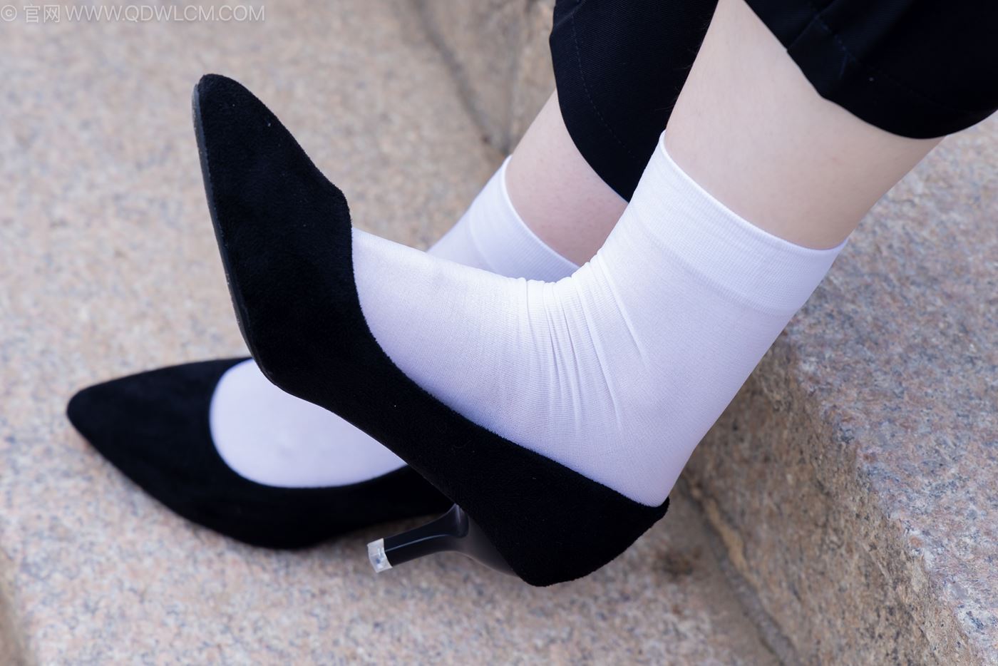 图片[35]-物恋传媒 NO.2238 小酒-高跟鞋、短白丝、ol制服户外[138P] – 速更版-美库