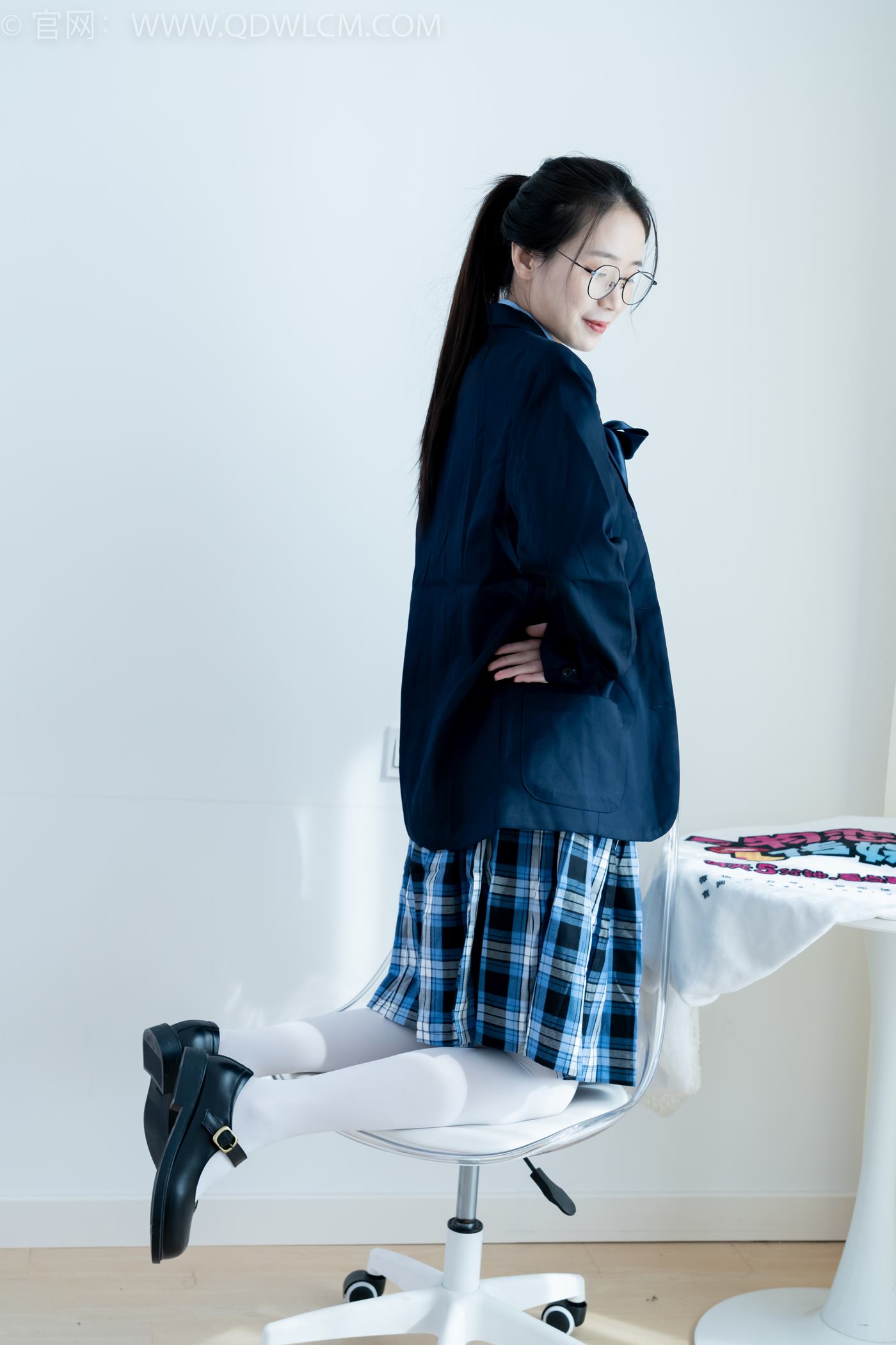 图片[15]-物恋传媒 NO.2244 菜菜-皮鞋、厚白丝、jk制服、皮筋绑脚老头乐挠脚剧情[160P] – 速更版-美库