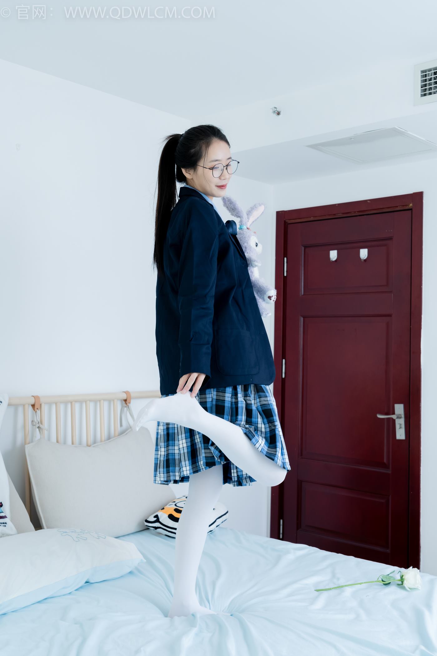 图片[87]-物恋传媒 NO.2244 菜菜-皮鞋、厚白丝、jk制服、皮筋绑脚老头乐挠脚剧情[160P] – 速更版-美库