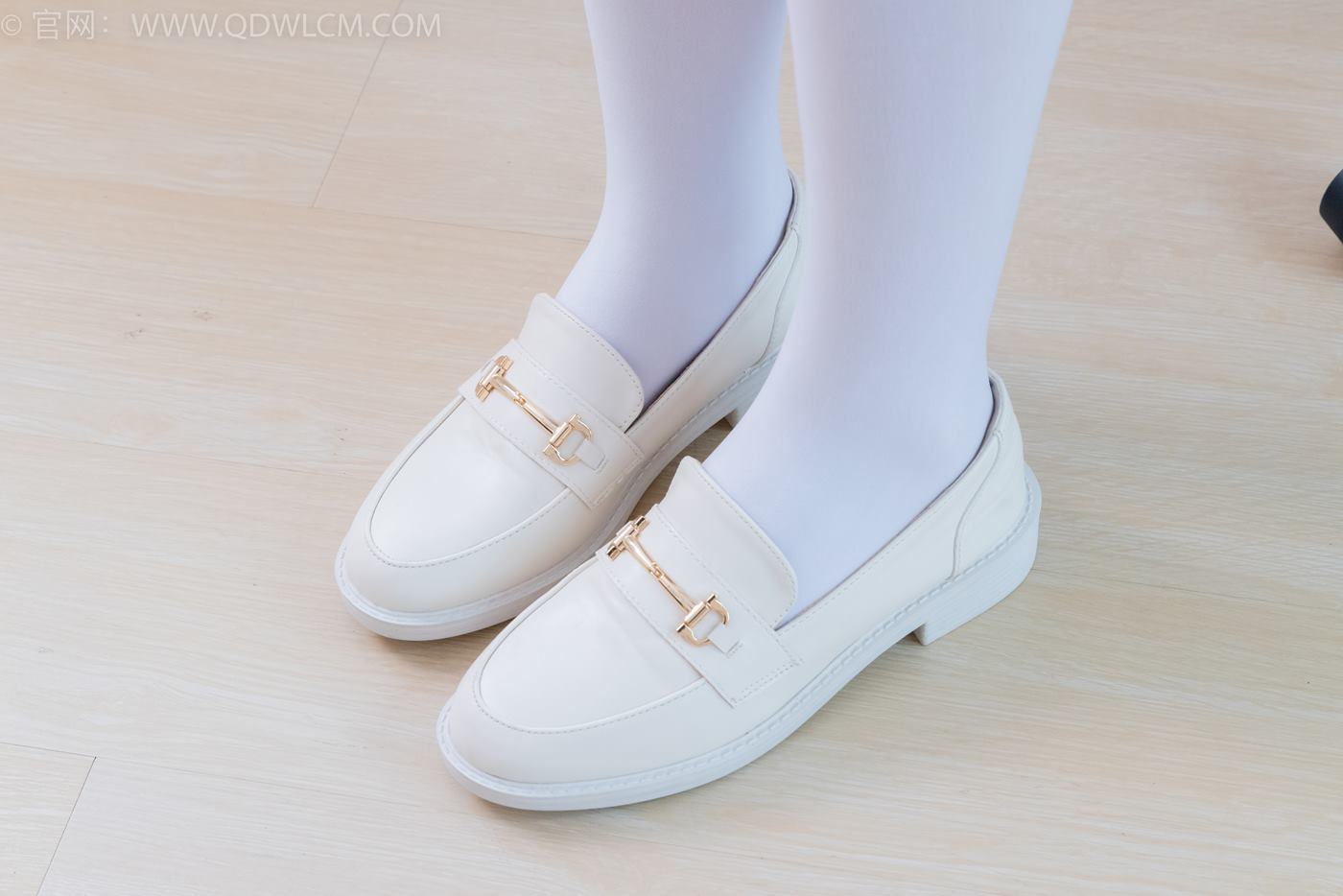 图片[10]-物恋传媒 NO.2246 美兔-皮鞋、厚白丝、皮筋绑脚老头乐挠脚剧情[125P] – 速更版-美库